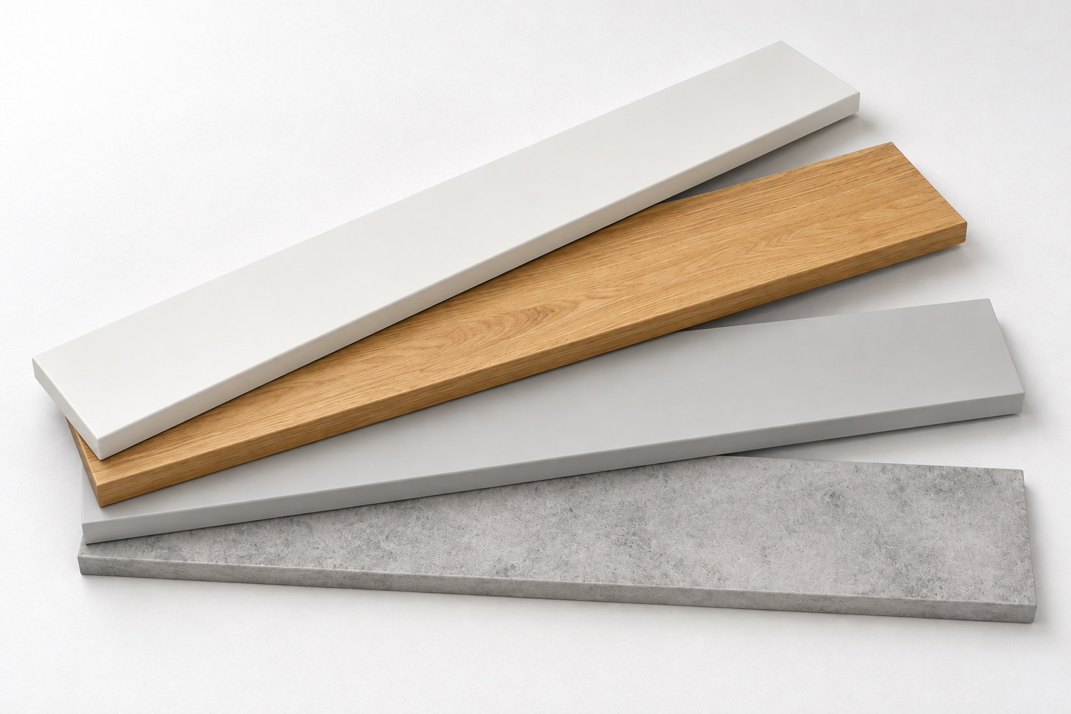 Échantillons d'appuis de fenêtre clairs : quatre panneaux blanc, aspect chêne, gris clair et aspect pierre grise en éventail