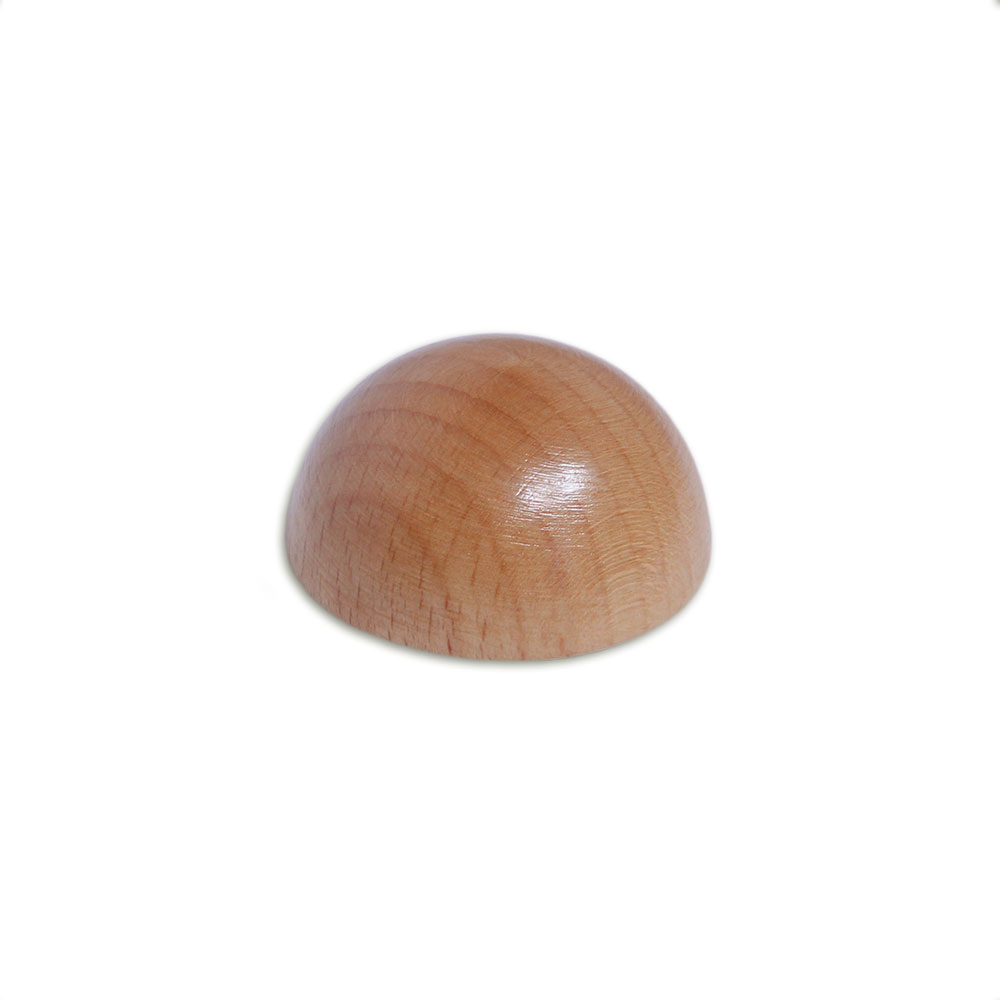 Embout en hêtre demi-rond pour main courante en bois, demi-sphère en bois clair au veinage fin, détourée sur fond blanc