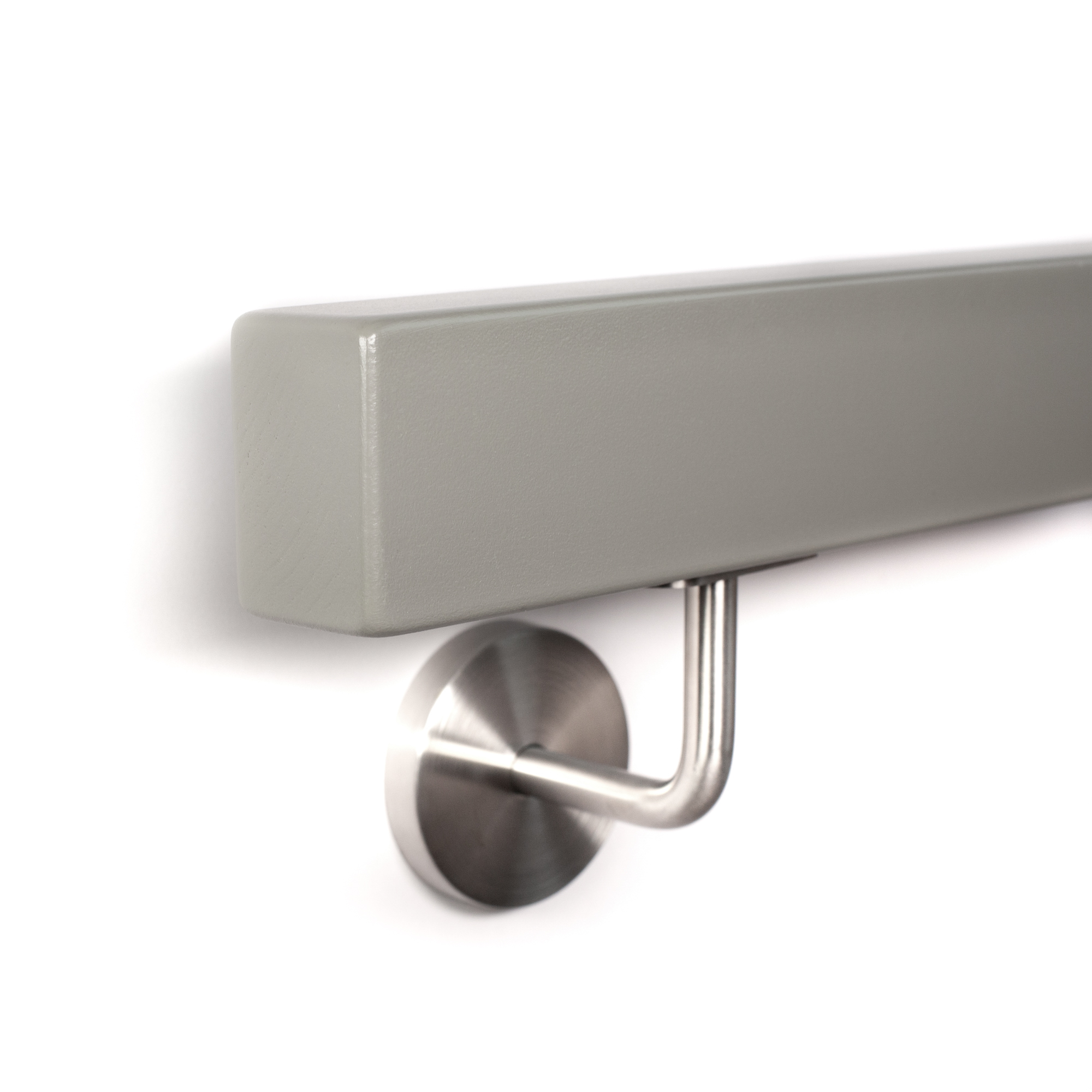 Main courante rectangulaire en hêtre gris posée sur chant avec support inox, extrémité en rayon, arêtes arrondies