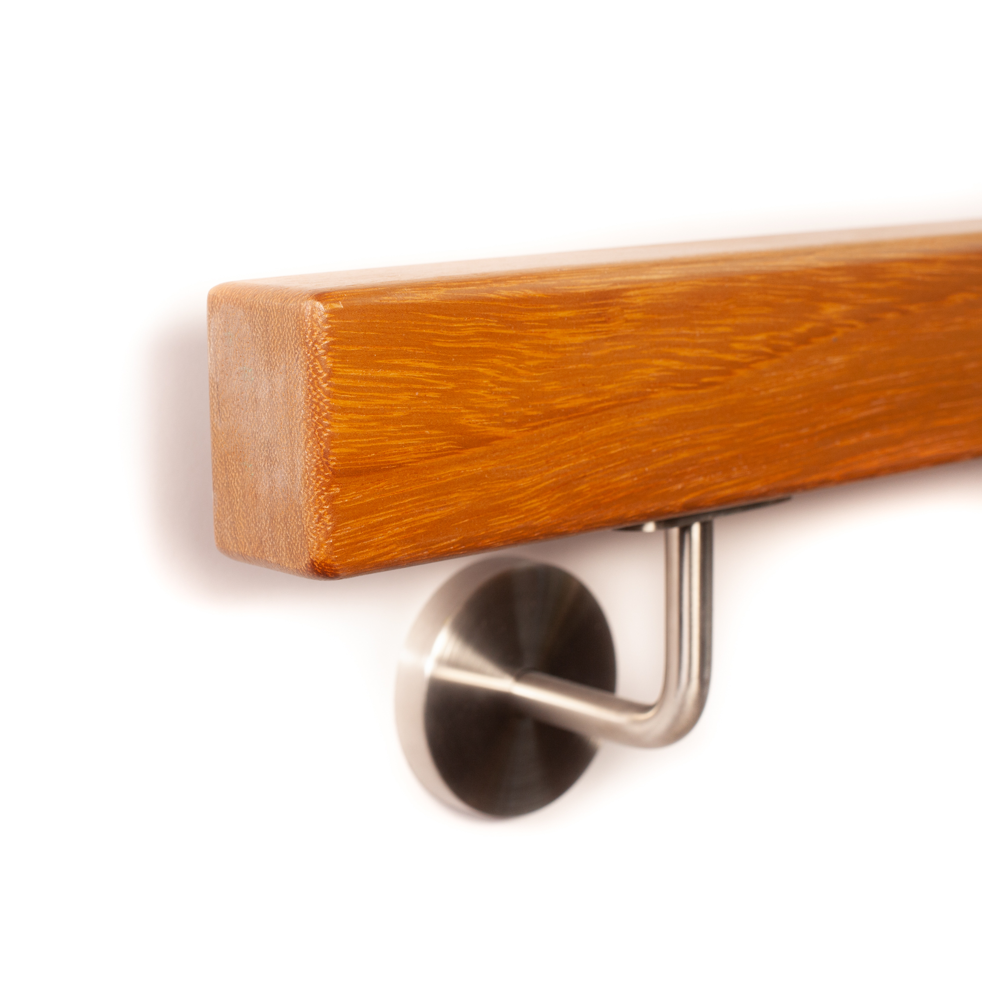 Main courante rectangulaire en iroko à extrémité arrondie sur support mural inox avec rosace, vue latérale, fond blanc
