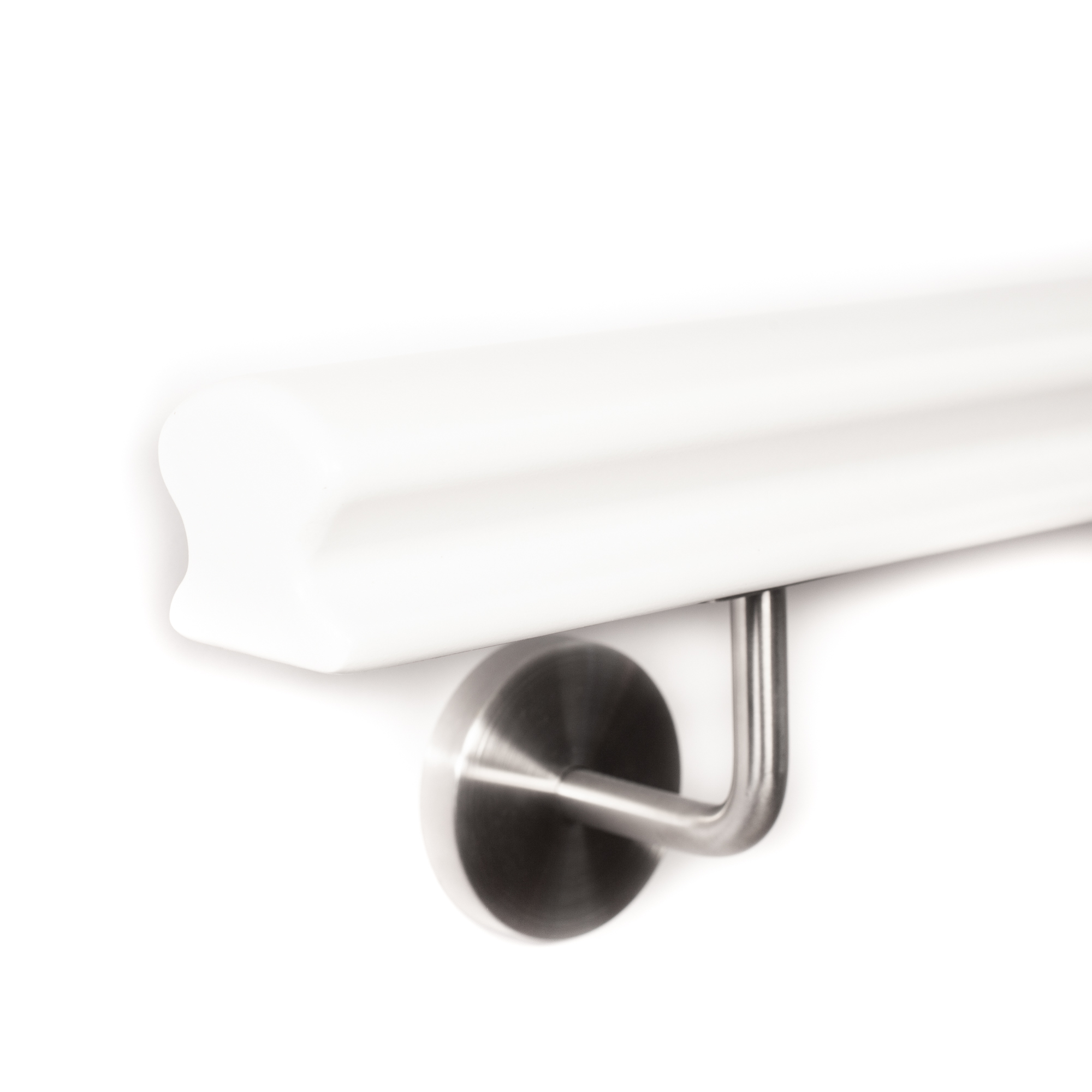 Main courante Omega en hêtre laqué blanc, extrémité arrondie en rayon, support inox, montage mural, gros plan