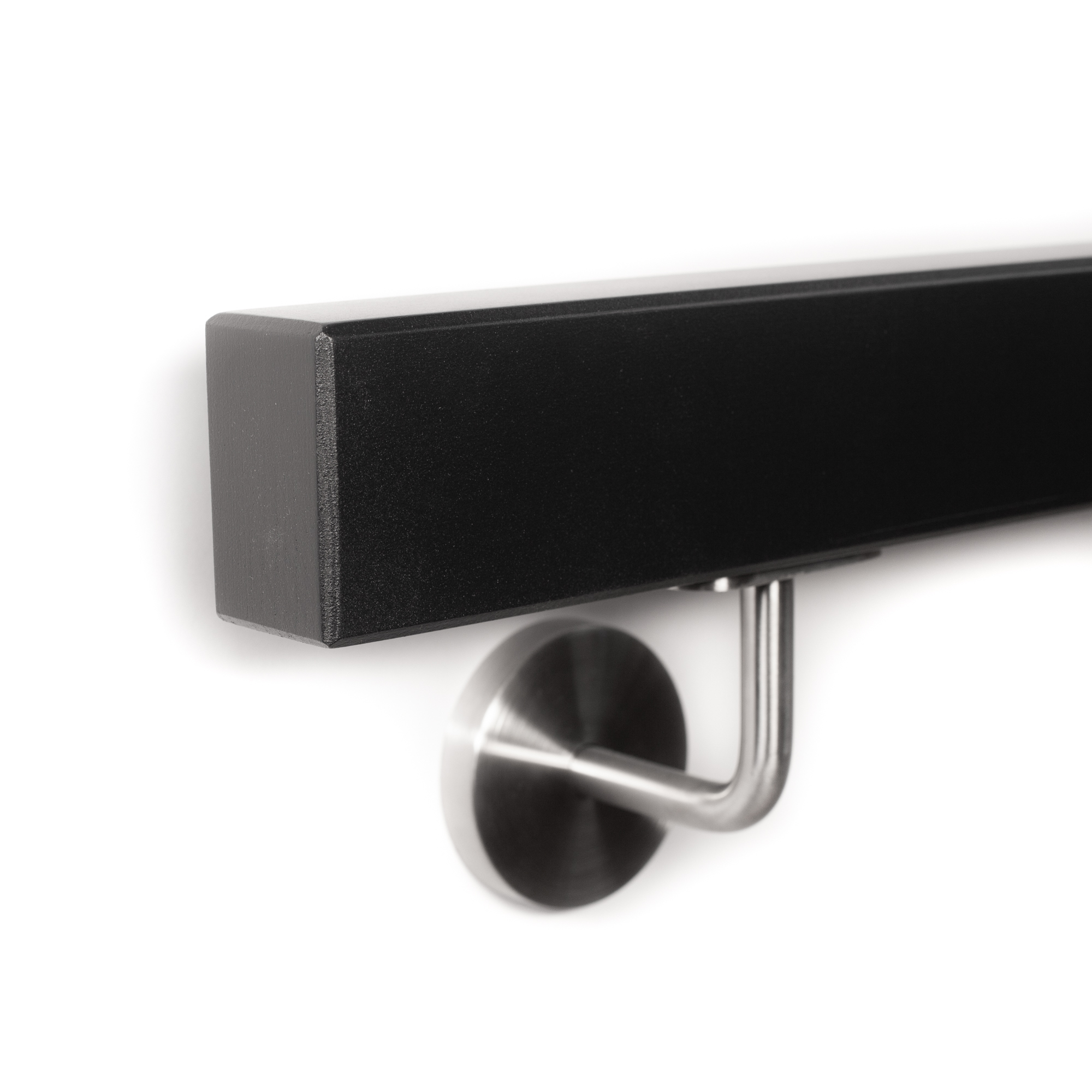 Main courante rectangulaire en hêtre noir posée sur chant avec support inox, extrémité chanfreinée sur les arêtes