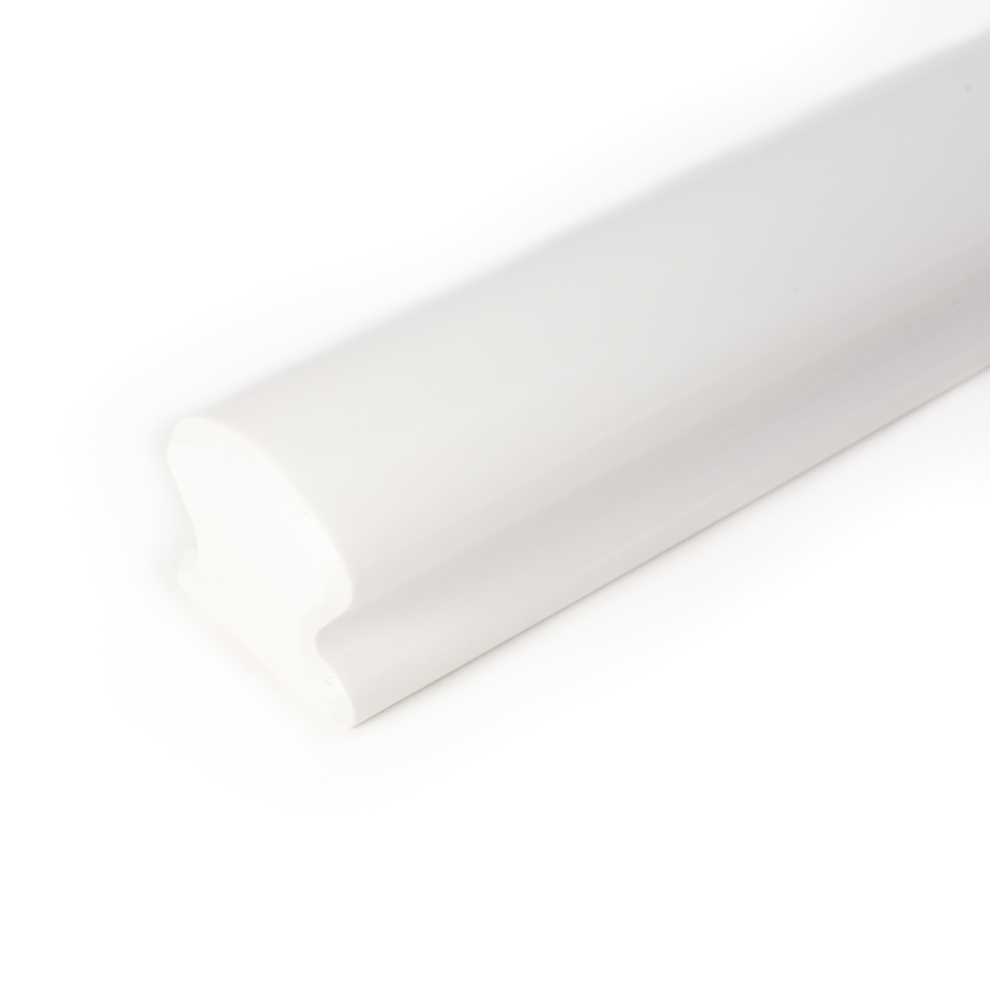 Main courante Omega en hêtre laqué blanc, chanfrein de 3 mm, gros plan du profil Omega sans support, fond blanc