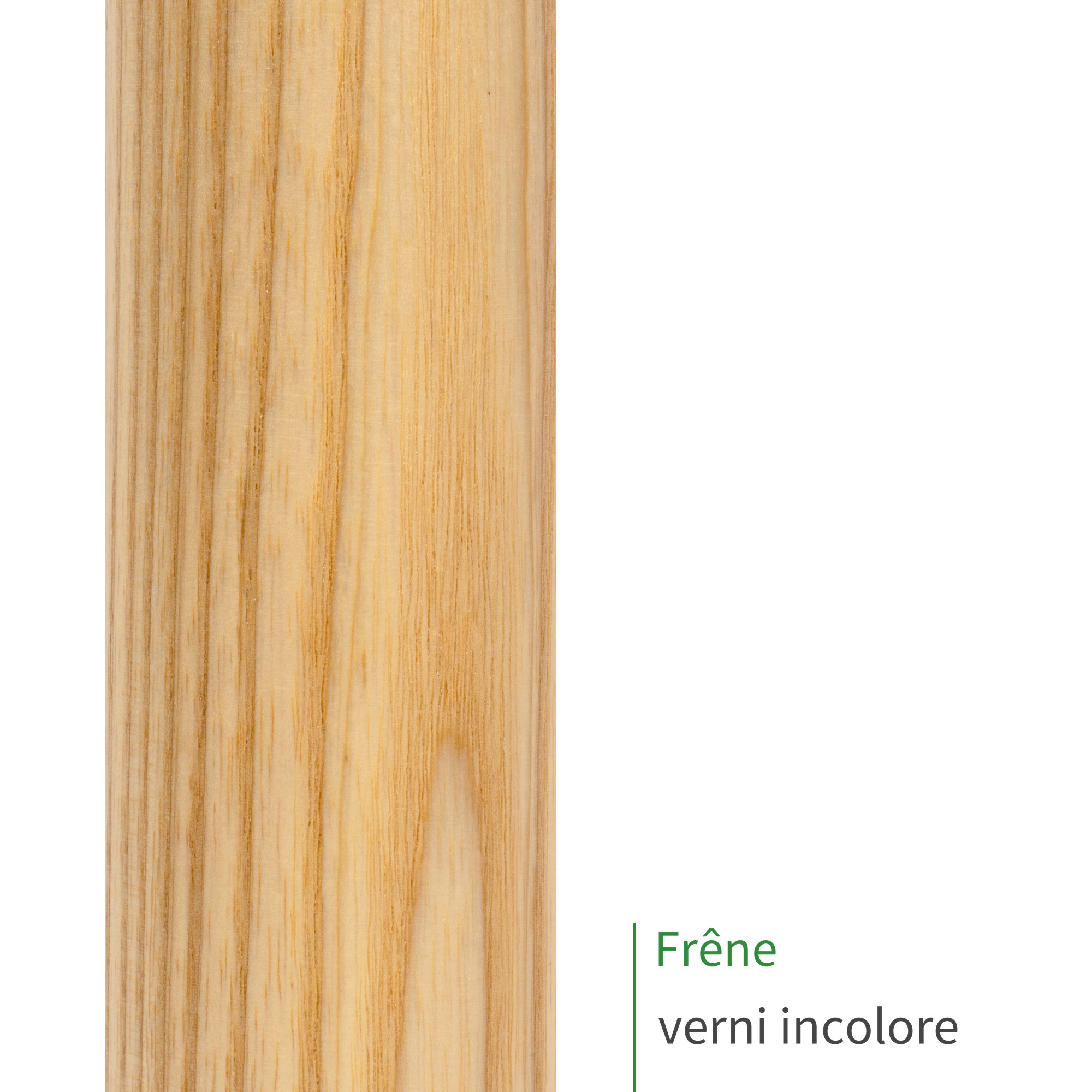 Main courante en frêne verni incolore : bois clair satiné et son veinage prononcé, mention Frêne verni incolore