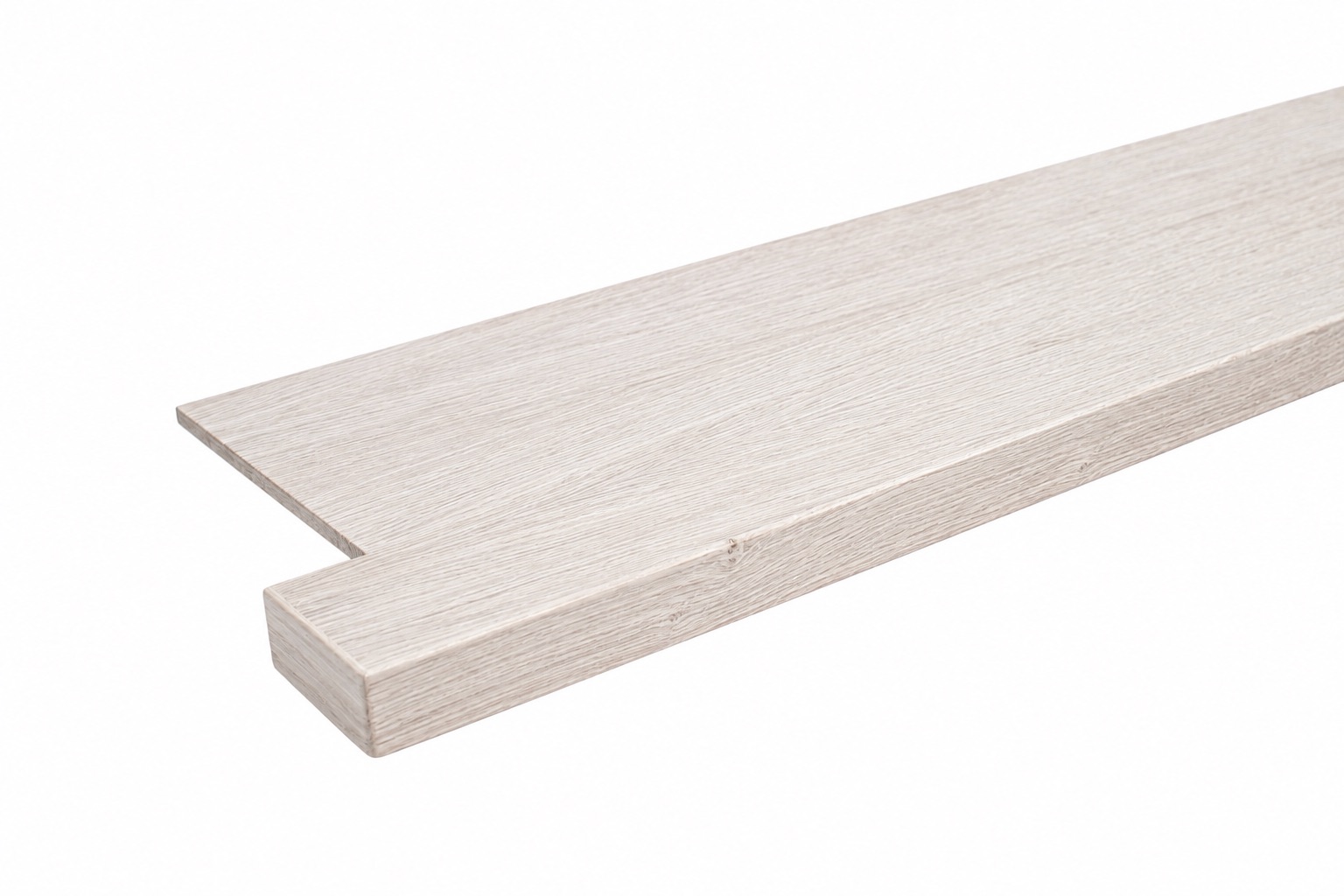 Appui de fenêtre de rénovation en chêne teinté blanc, détail du chant avant à profil coudé et de l'embout latéral