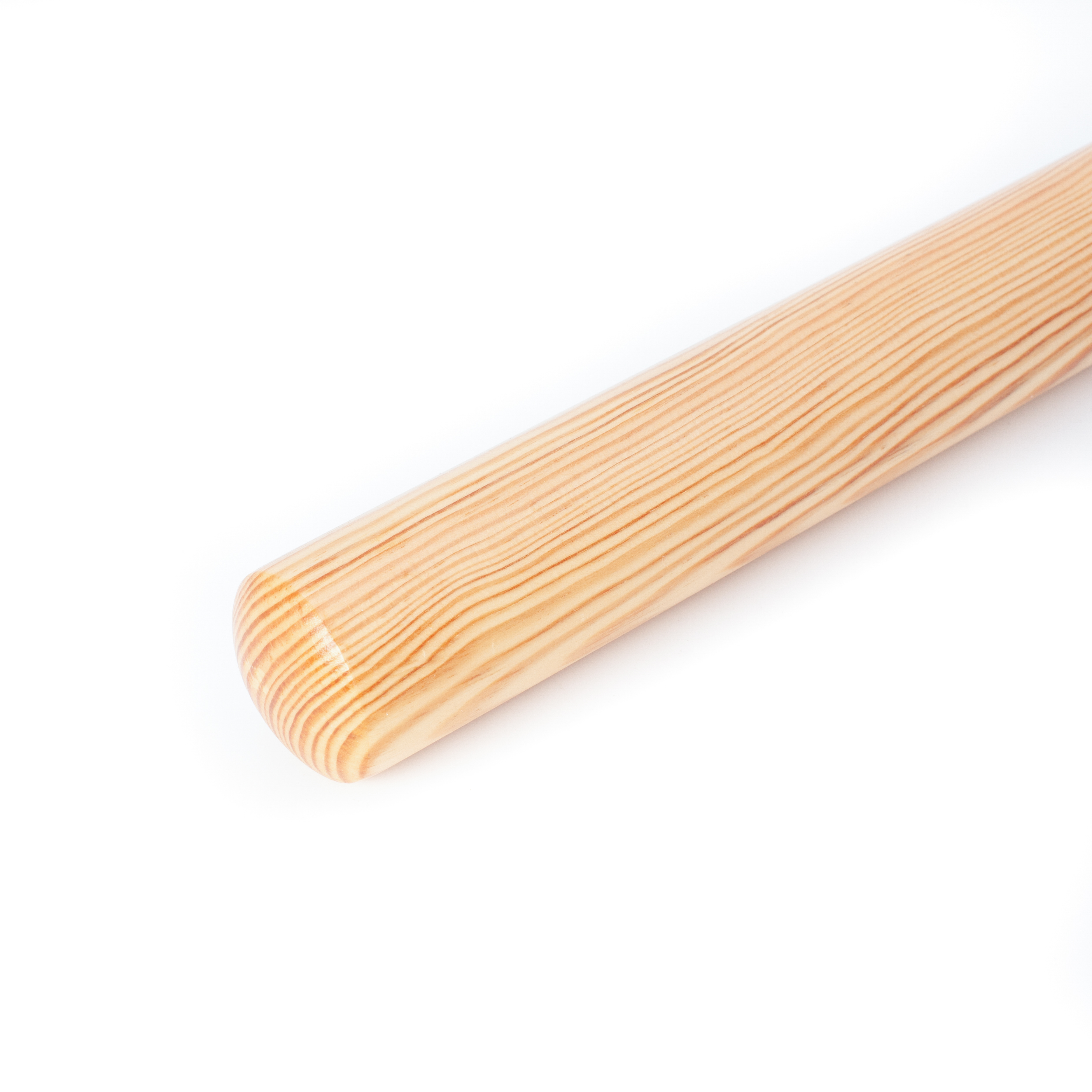 Main courante ronde en pin à extrémité arrondie en lentille, détourée, veinage jaunâtre du résineux visible