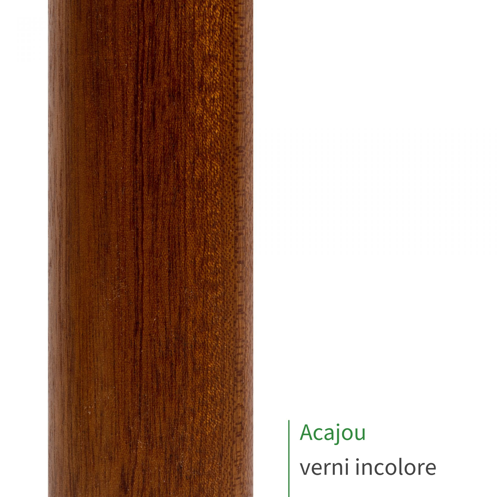 Main courante en acajou verni incolore : bois brun rougeâtre satiné et son veinage fin, mention Acajou verni incolore