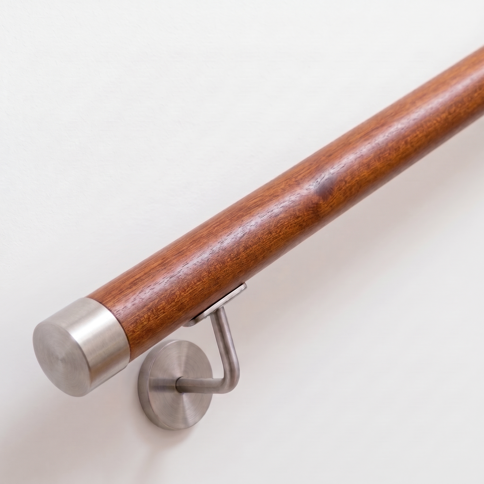 Main courante ronde en acajou avec pièces en acier inoxydable, Ø 42 mm | escalier, garde-corps, mur | sur mesure