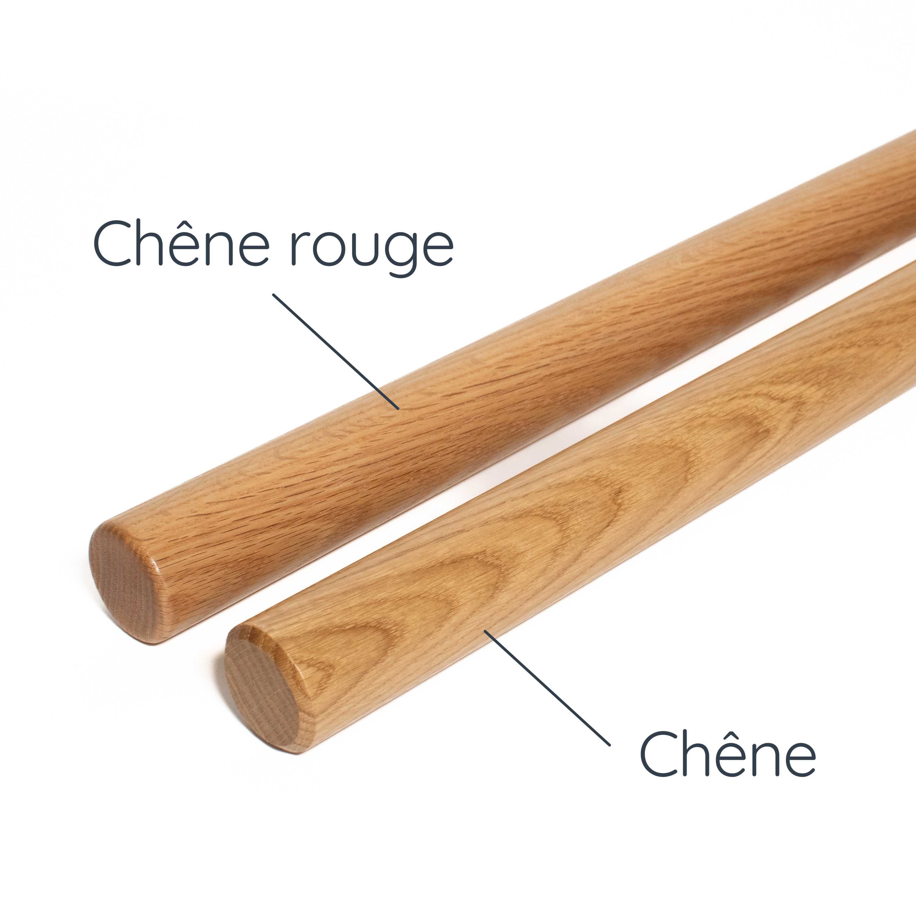 Comparaison de mains courantes rondes en chêne rouge et en chêne : deux barres côte à côte montrant la différence de veinage