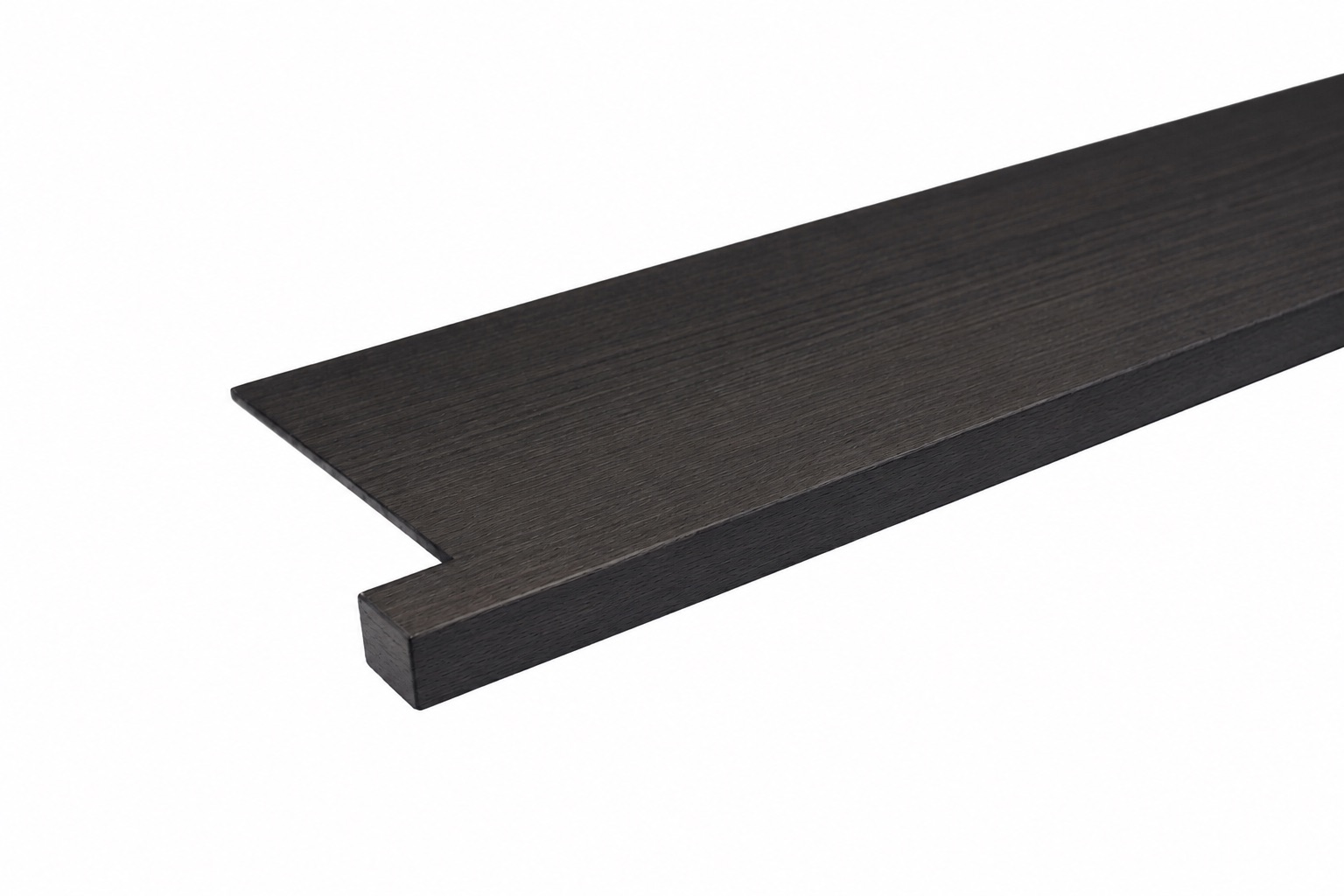 Appui de fenêtre de rénovation en hêtre teinté noir, détail du chant avant à profil coudé et de l'embout latéral