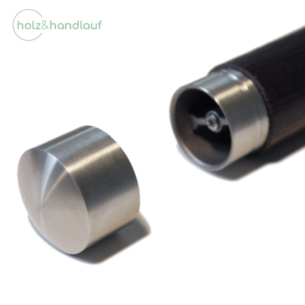 Embout en acier inoxydable pour main courante en bois de 42 mm à côté d'un bout foncé avec douille de montage, gros plan