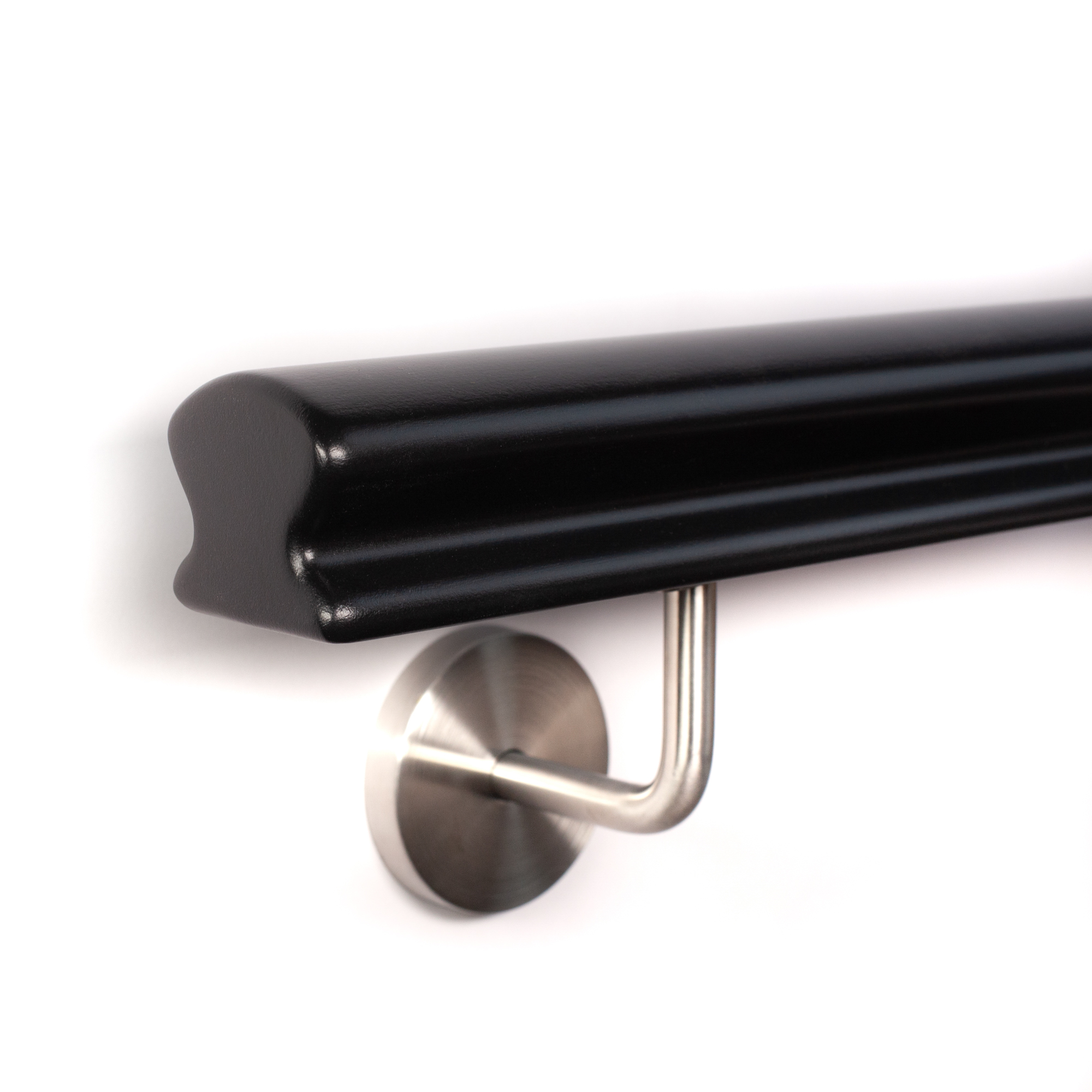 Main courante Omega en hêtre laqué noir, extrémité arrondie en rayon, support inox, montage mural, gros plan