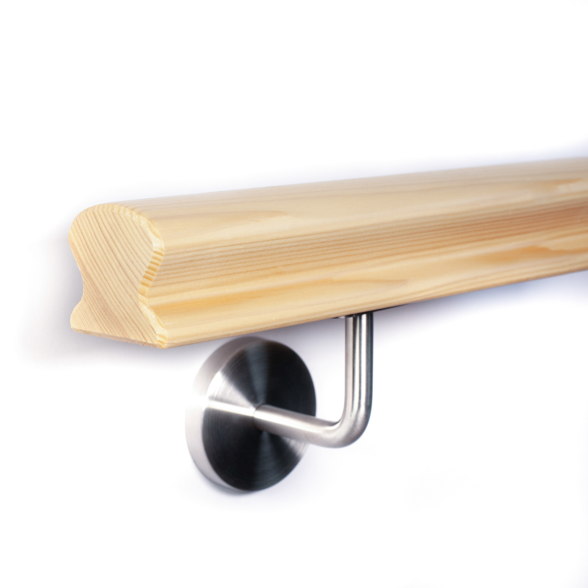 Main courante Omega en épicéa chanfreinée sur mur blanc, support de main courante inox à rosace ronde, vue en contre-plongée