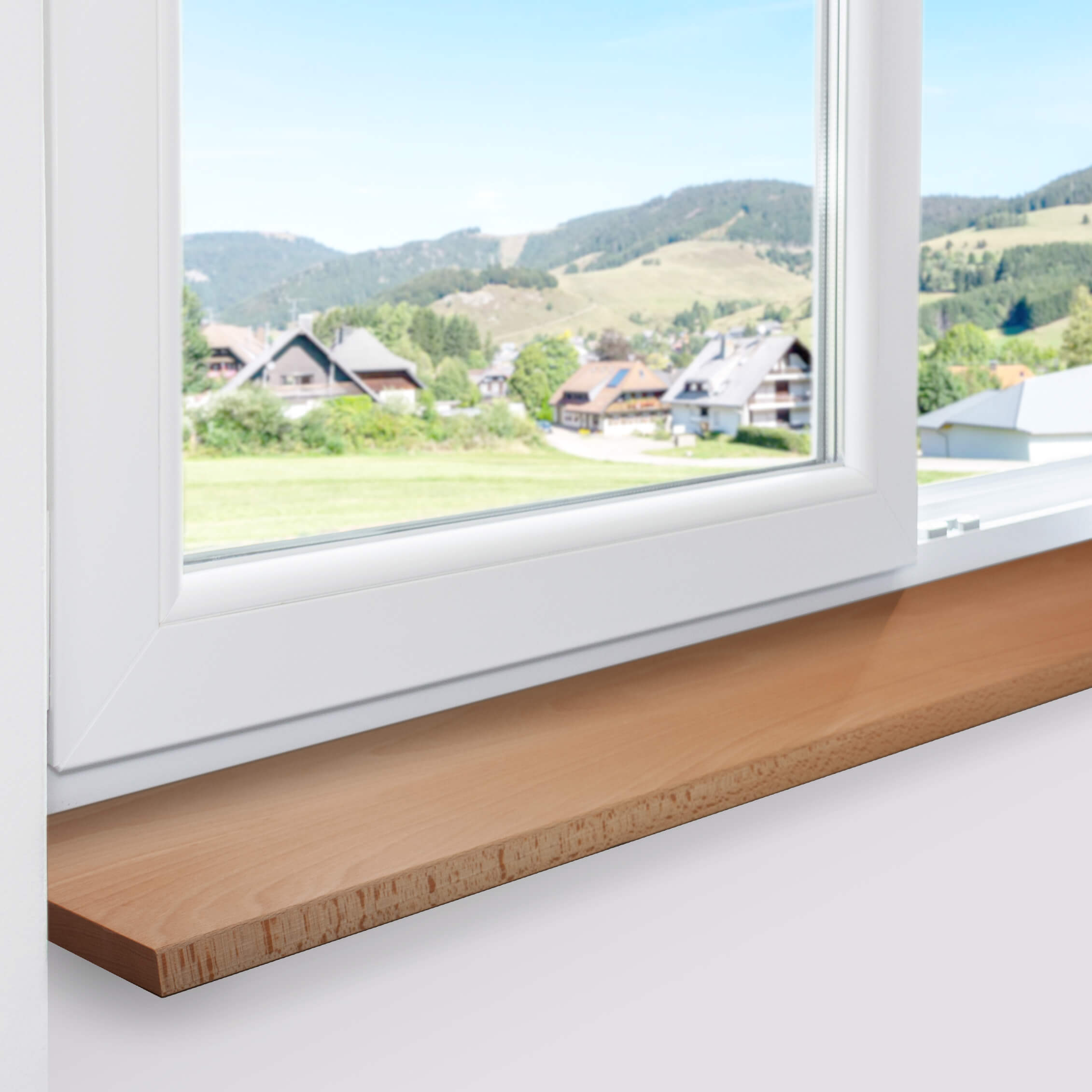Appui de fenêtre en hêtre à cœur rouge naturel posé sous fenêtre blanche, vue sur village et collines, veinage brun rougeâtre