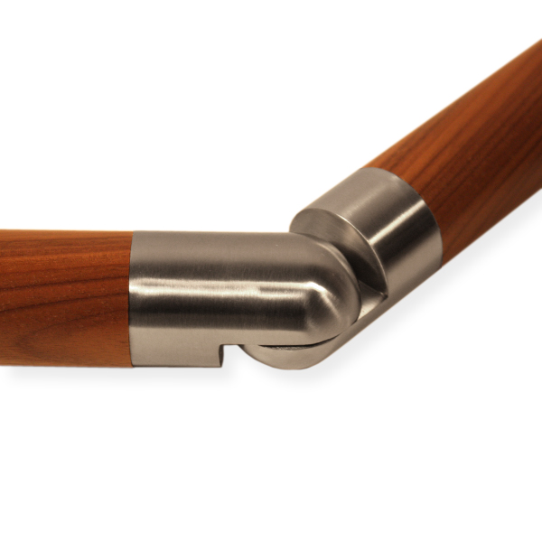 Raccord inox à angle réglable monté entre deux mains courantes rondes en bois, assemblage coudé, gros plan