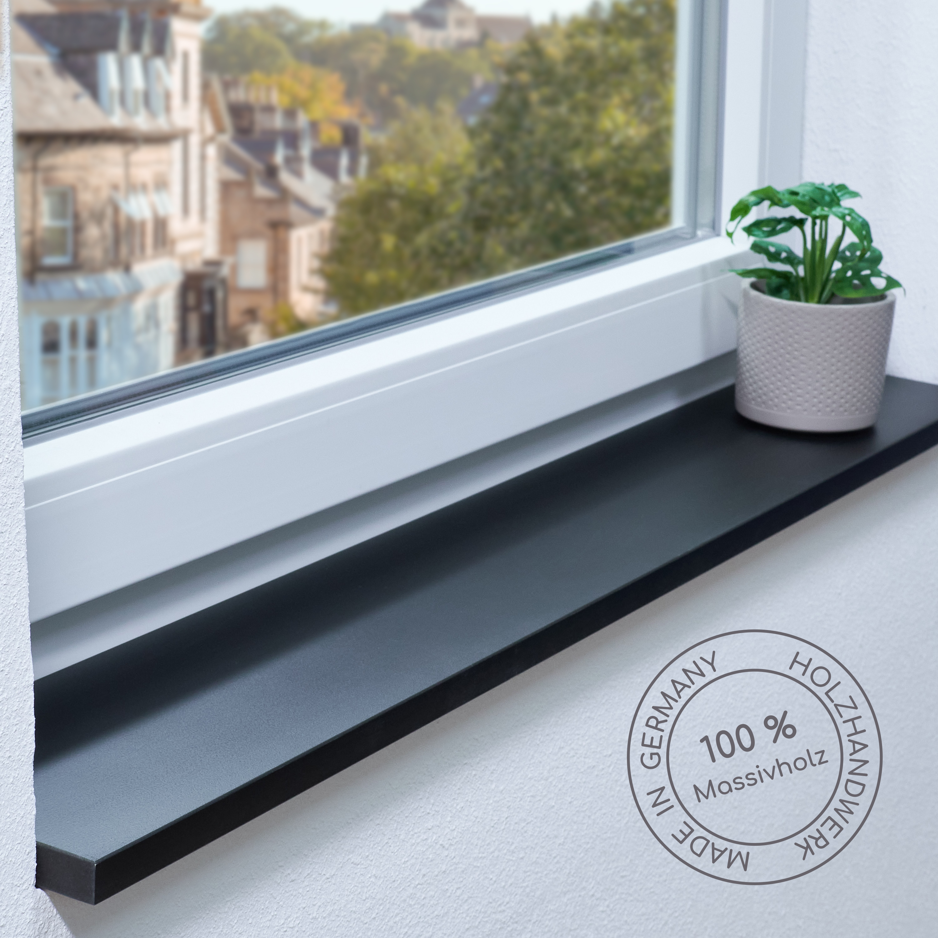 Appui de fenêtre noir en bois massif posé à la fenêtre avec plante en pot, label Made in Germany 100 % bois massif