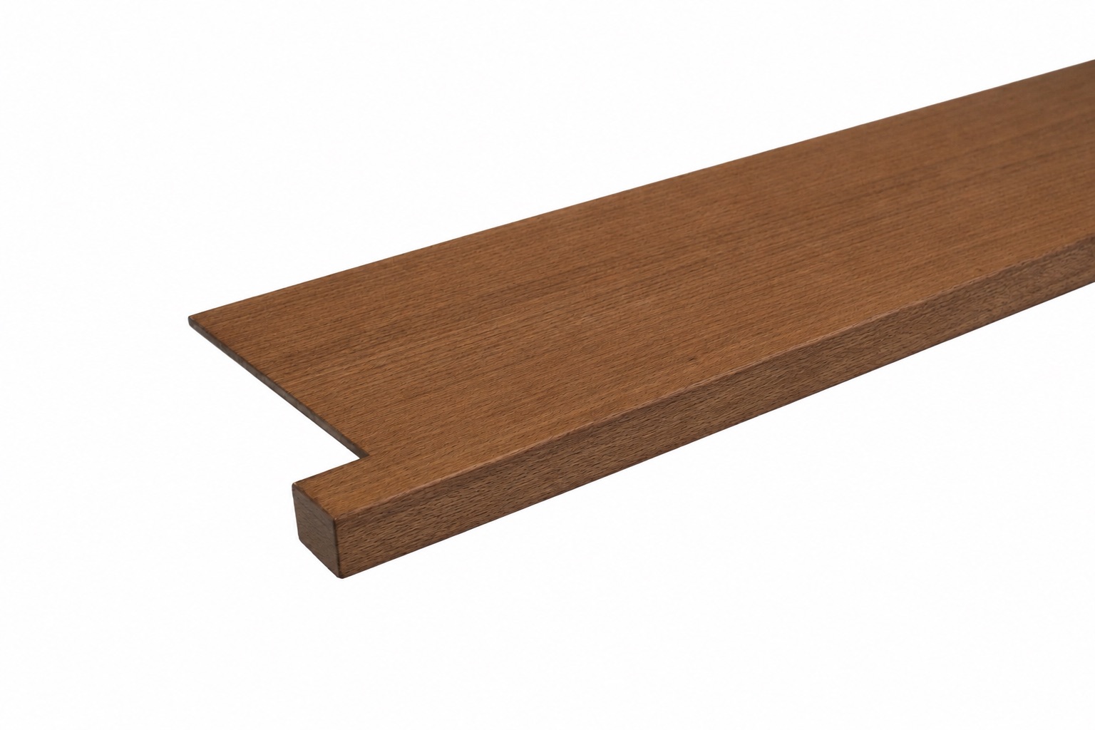 Appui de fenêtre de rénovation en hêtre teinté brun, détail du chant avant à profil coudé et de l'embout latéral