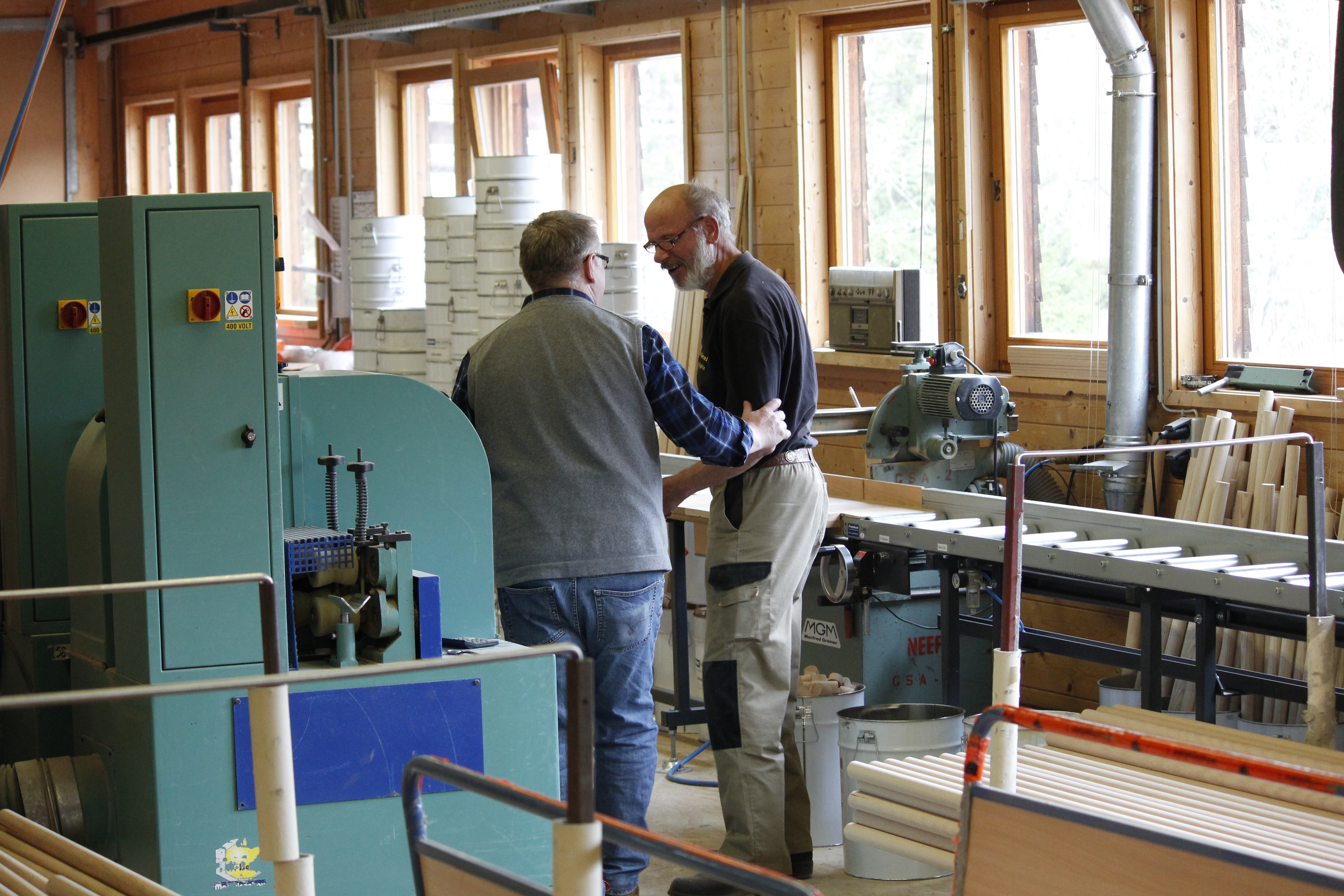 Deux employés dans l'atelier de Bois & Mains courantes