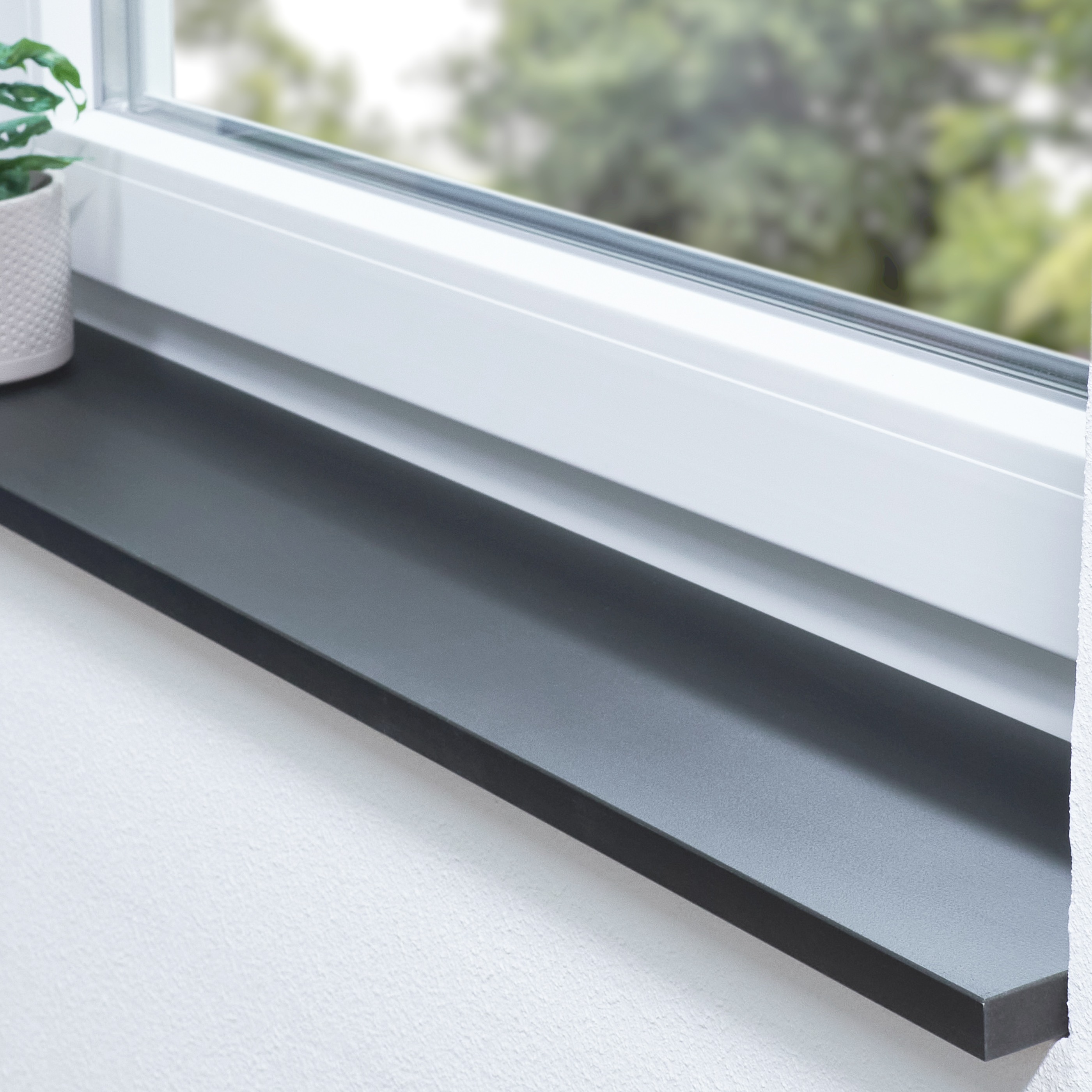 Appui de fenêtre en hêtre teinté noir abouté sur mesure, appui foncé dans une niche devant une fenêtre blanche