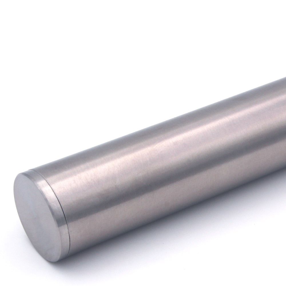 Main courante ronde en acier inoxydable avec embout plat, tube rond brossé vu de biais de face, gros plan sur fond blanc