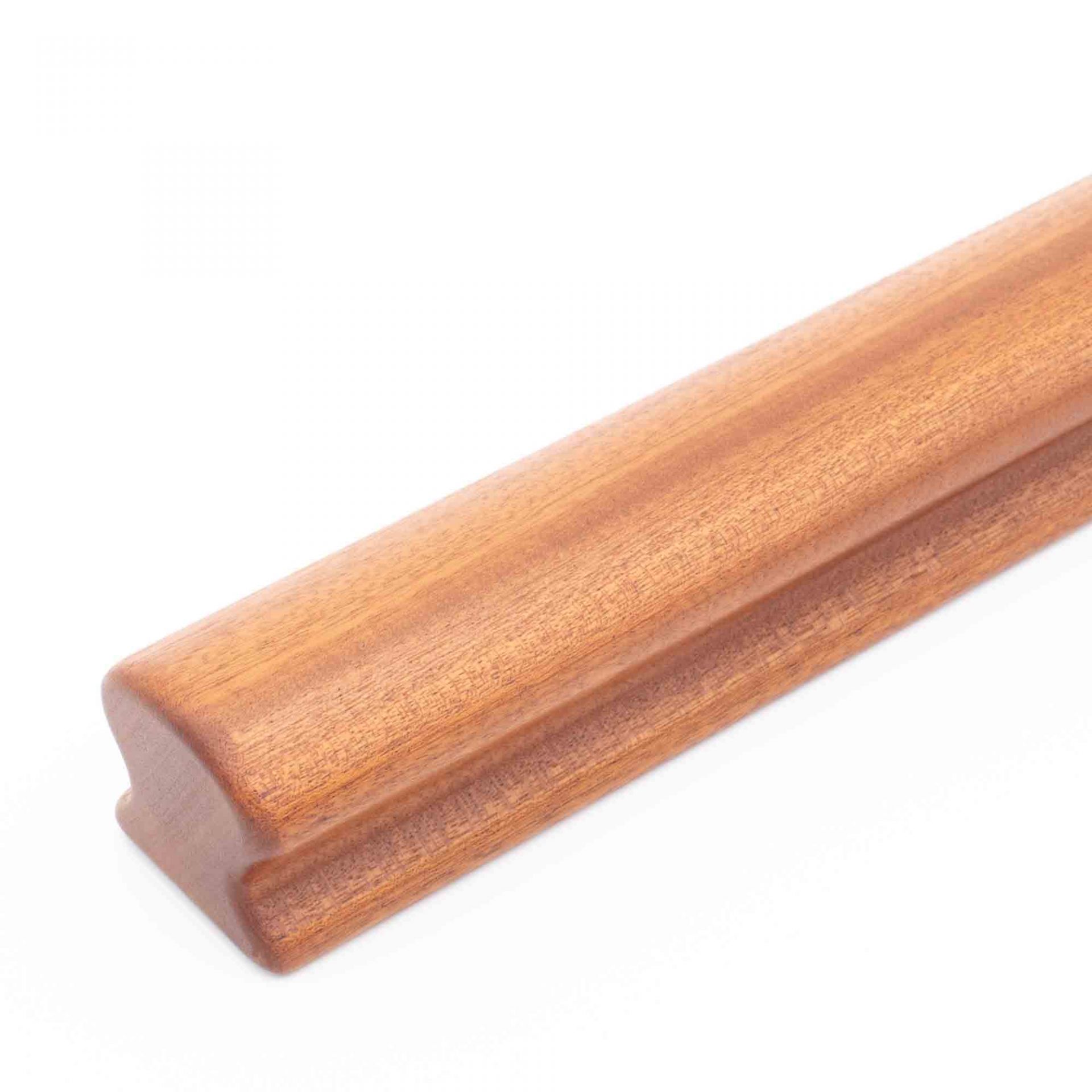 Main courante Omega en acajou détourée sans support, profil Omega à rainure, extrémité droite en bois brun rouge