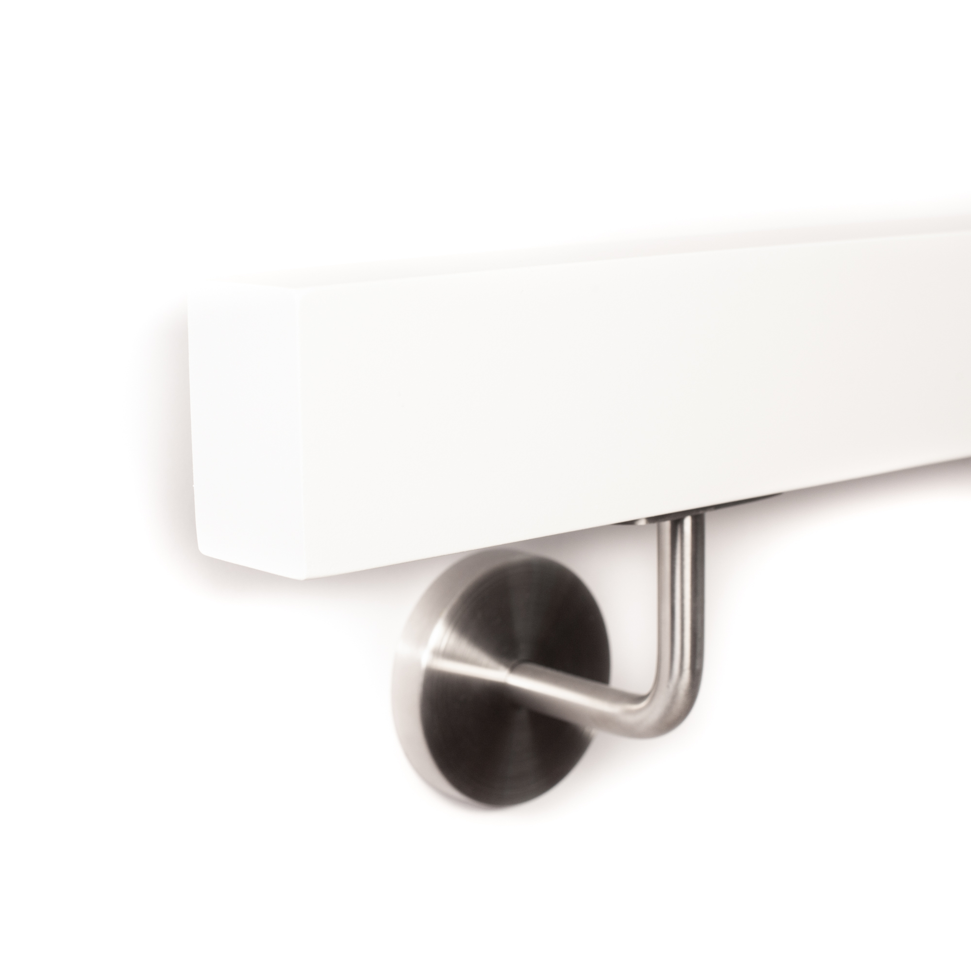 Main courante rectangulaire en hêtre blanc posée sur chant avec support inox, extrémité droite, arêtes vives