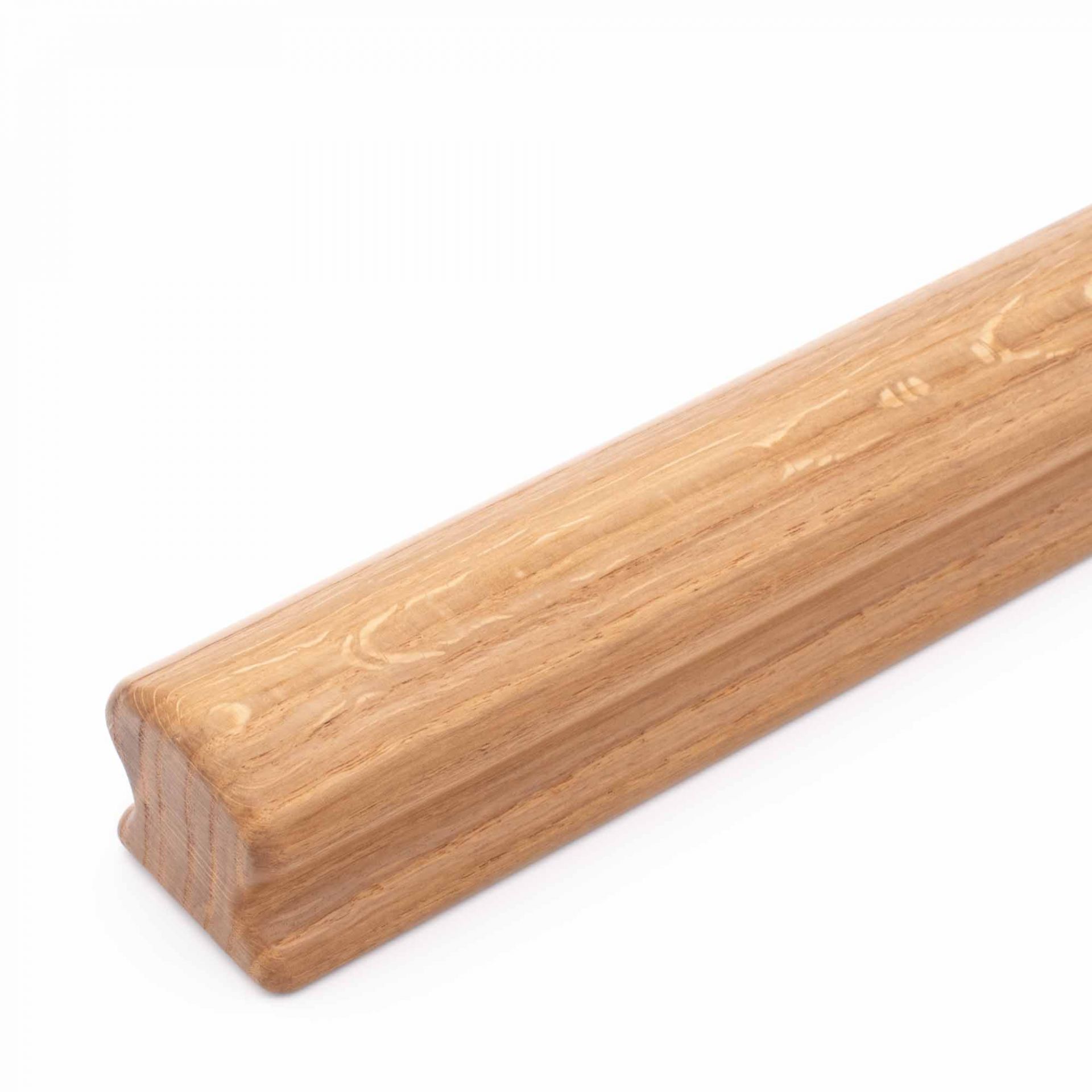 Main courante Omega en chêne, gros plan du profil Omega avec rainure en dessous, chêne naturel sur fond blanc