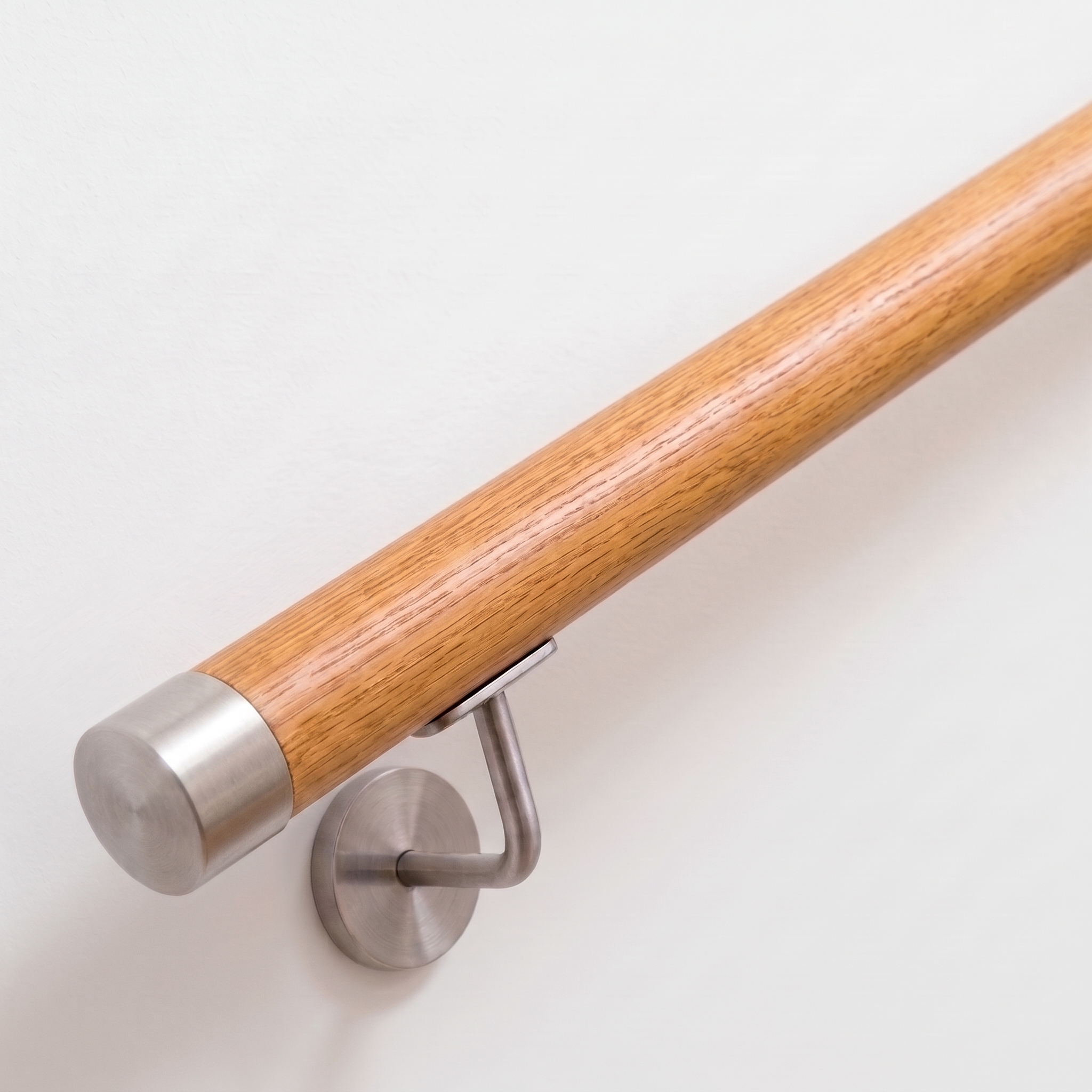 Main courante ronde en chêne rouge avec pièces en acier inoxydable, Ø 42 mm | escalier, garde-corps, mur | sur mesure