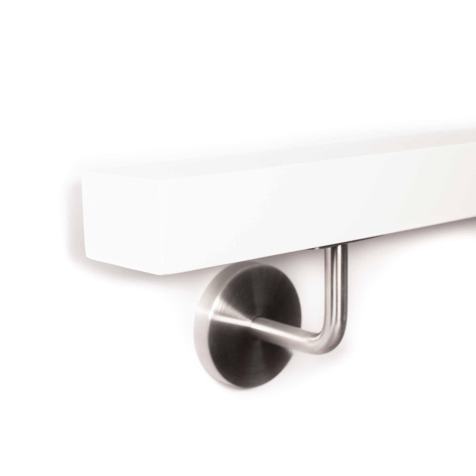Main courante rectangulaire en hêtre blanc posée à plat avec support inox, extrémité droite, arêtes vives