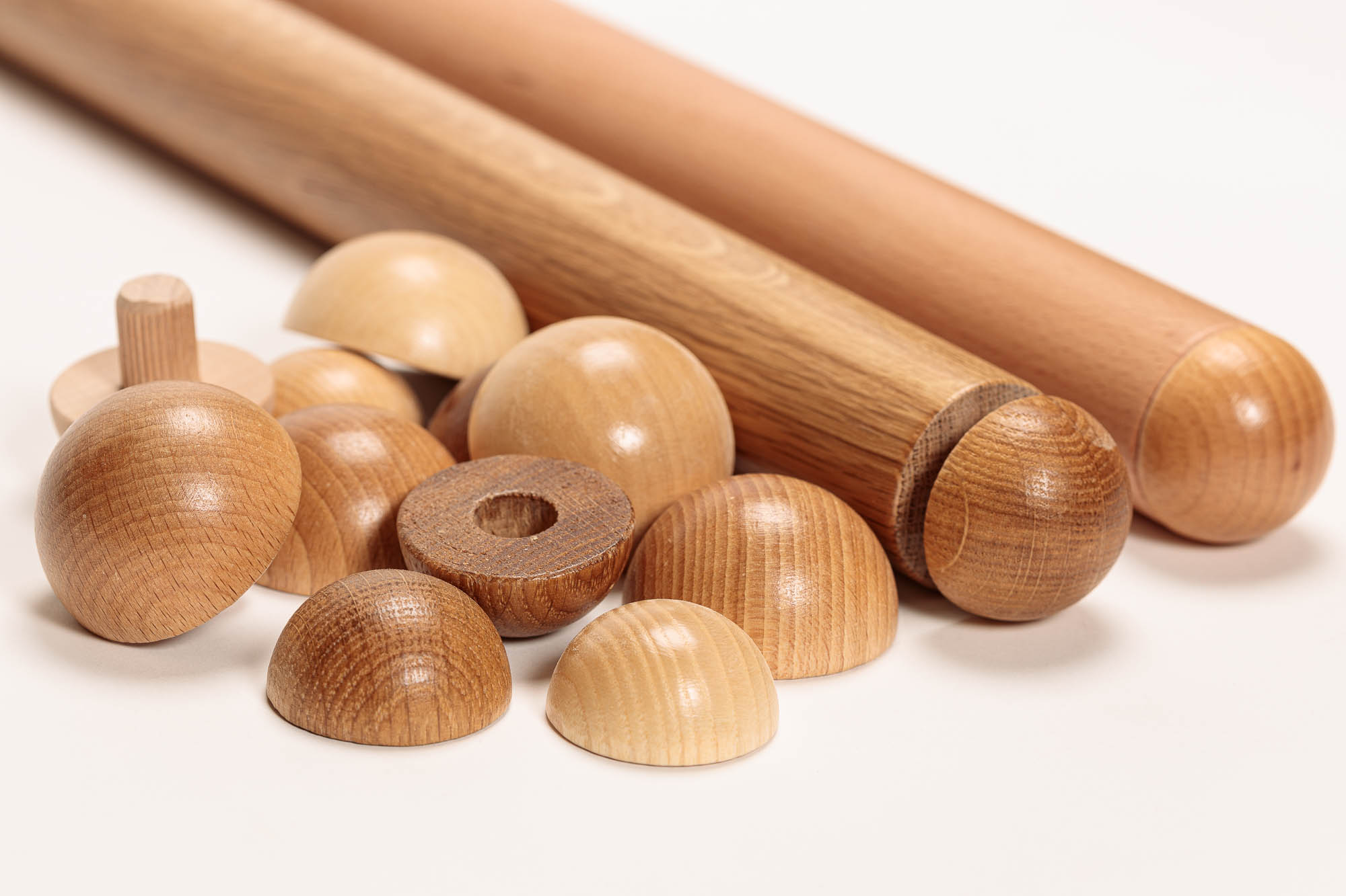 Embouts en bois pour mains courantes rondes en diverses essences, demi-sphères à tourillon et perçage, deux mains courantes