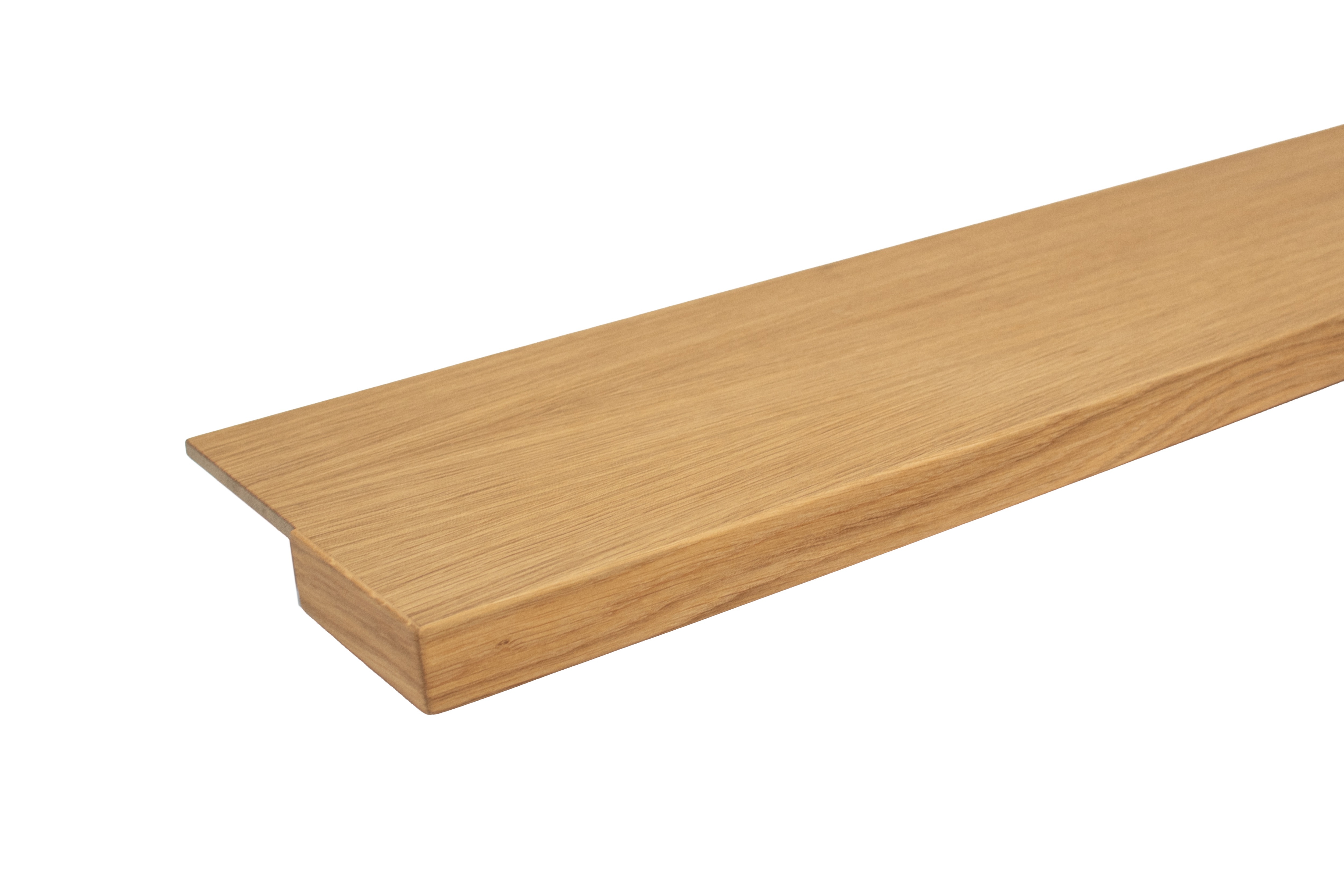 Appui de fenêtre de rénovation en chêne naturel, détail du chant avant renforcé à profil coudé, bois massif, sans embouts
