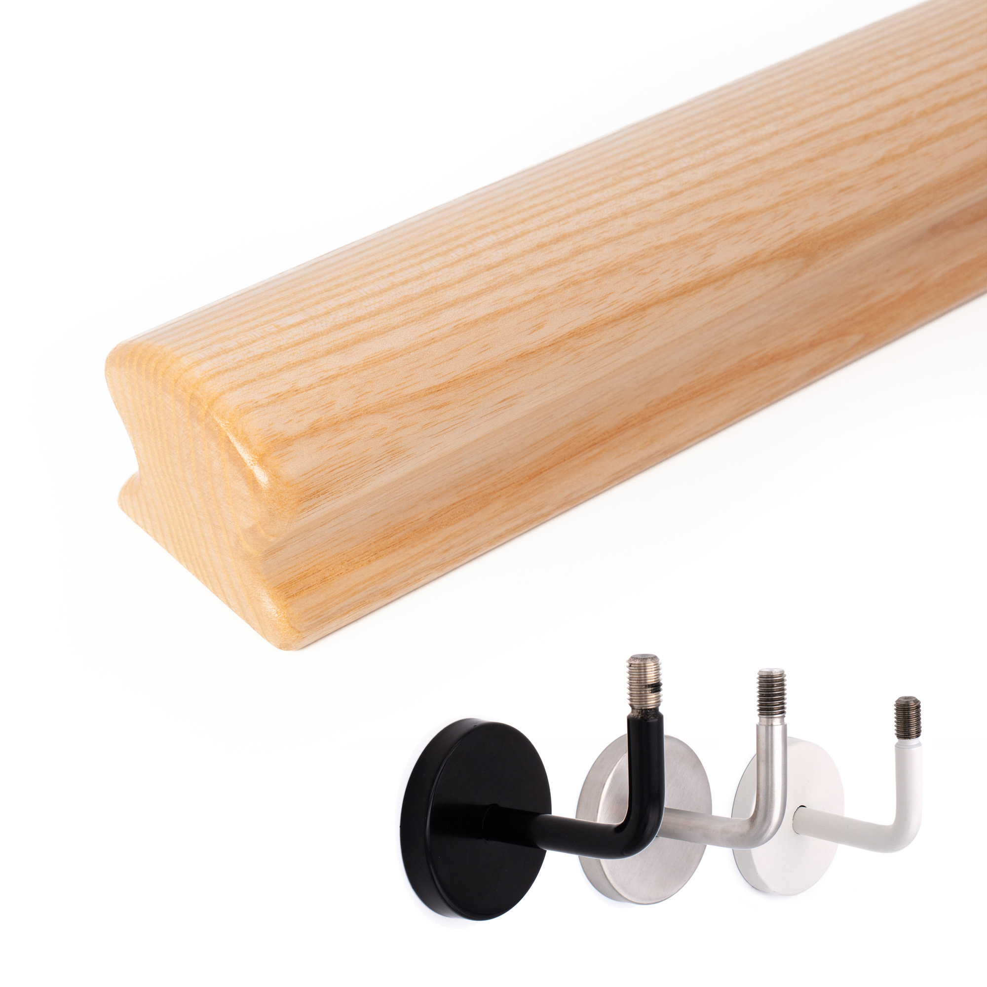Main courante Omega en frêne : main courante en bois à profil Omega en frêne naturel, avec supports noir, inox et blanc