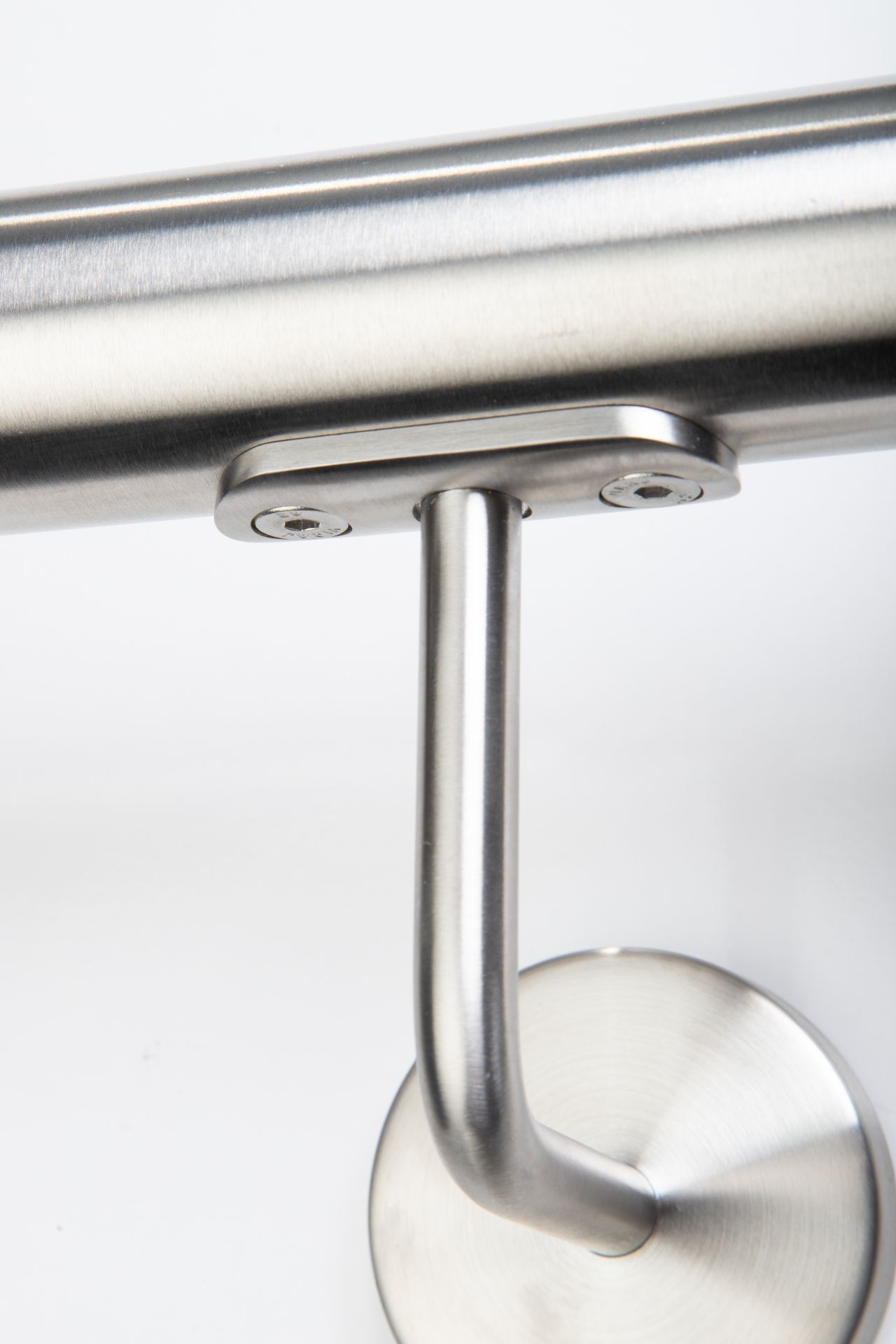 Main courante ronde en acier inoxydable vue de dessous : support avec platine vissée, bras cintré et rosace