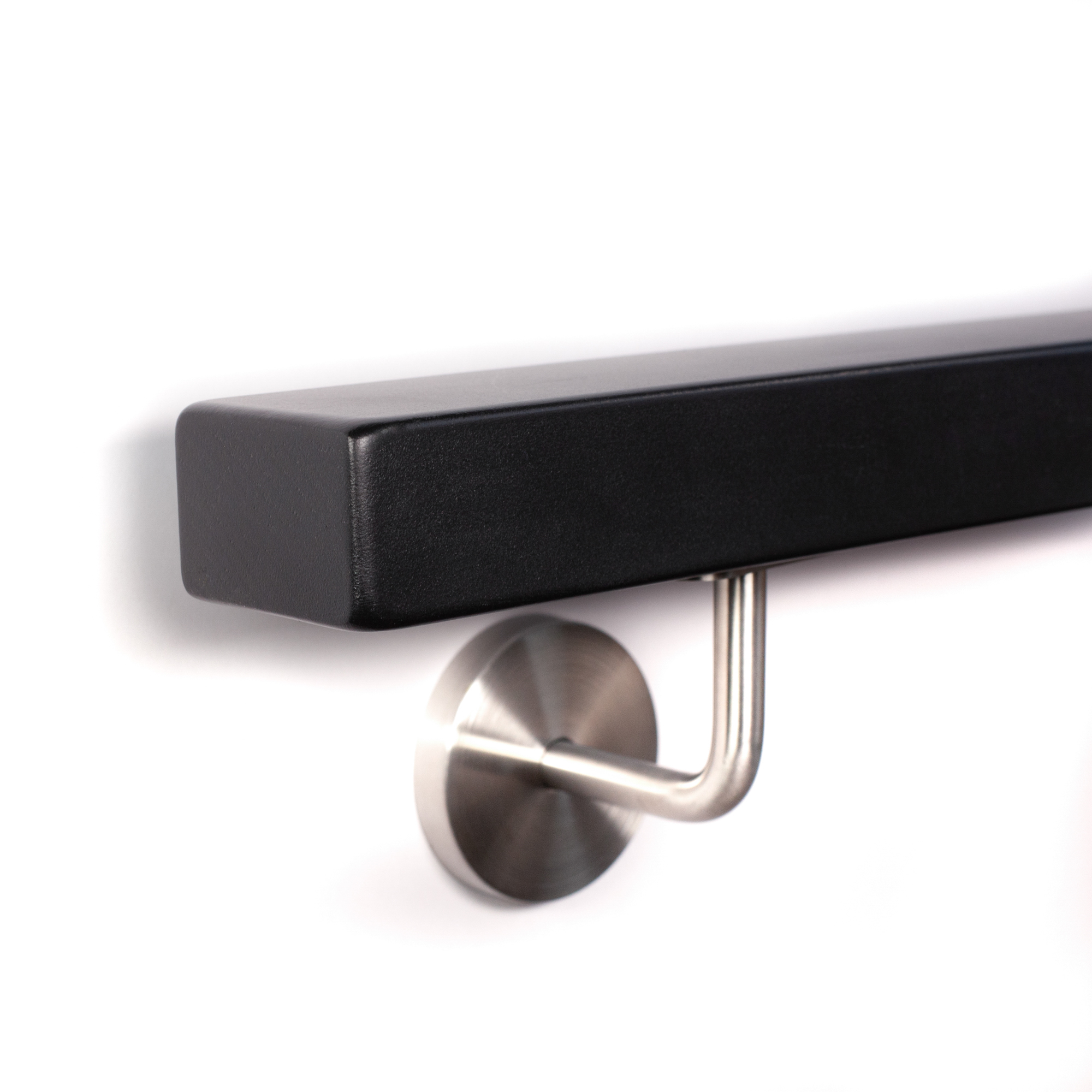 Main courante rectangulaire en hêtre noir posée à plat avec support inox, extrémité en rayon, arêtes arrondies