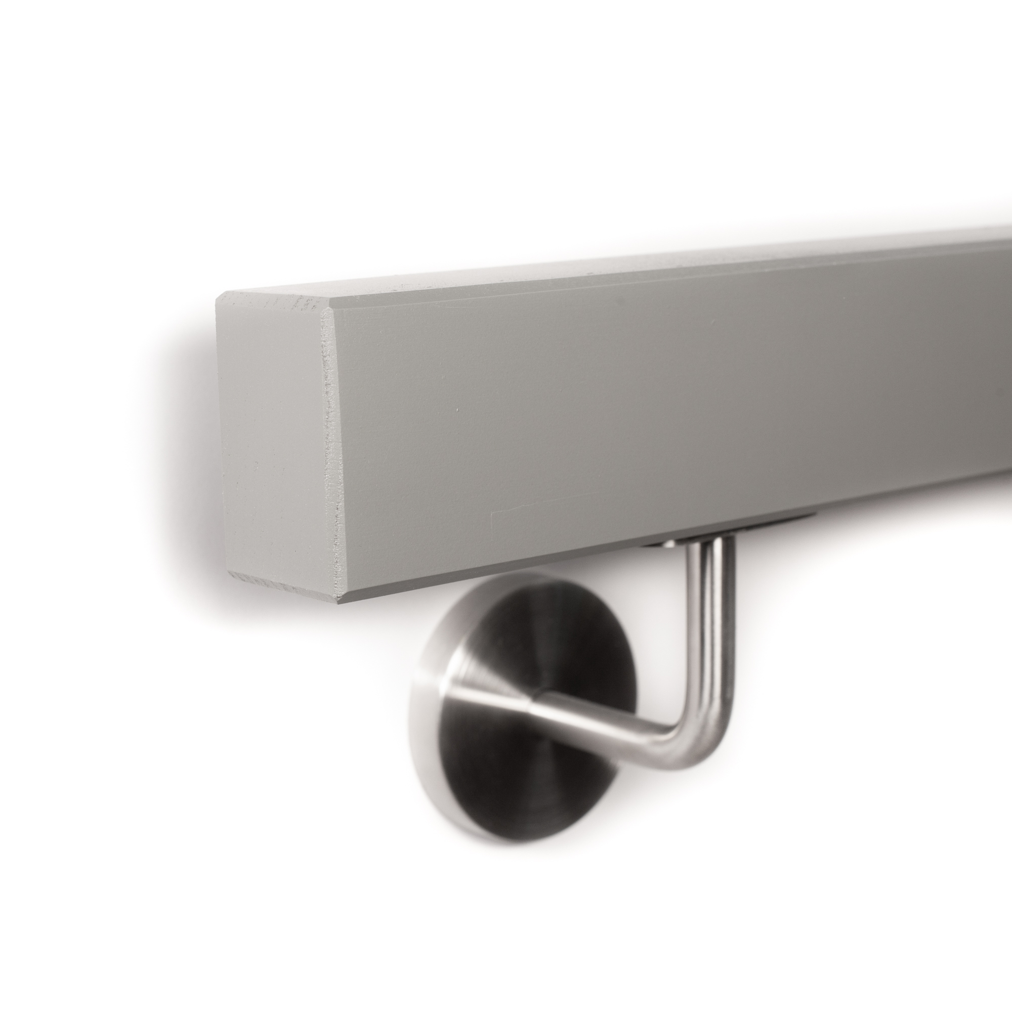 Main courante rectangulaire en hêtre gris posée sur chant avec support inox, extrémité chanfreinée sur les arêtes