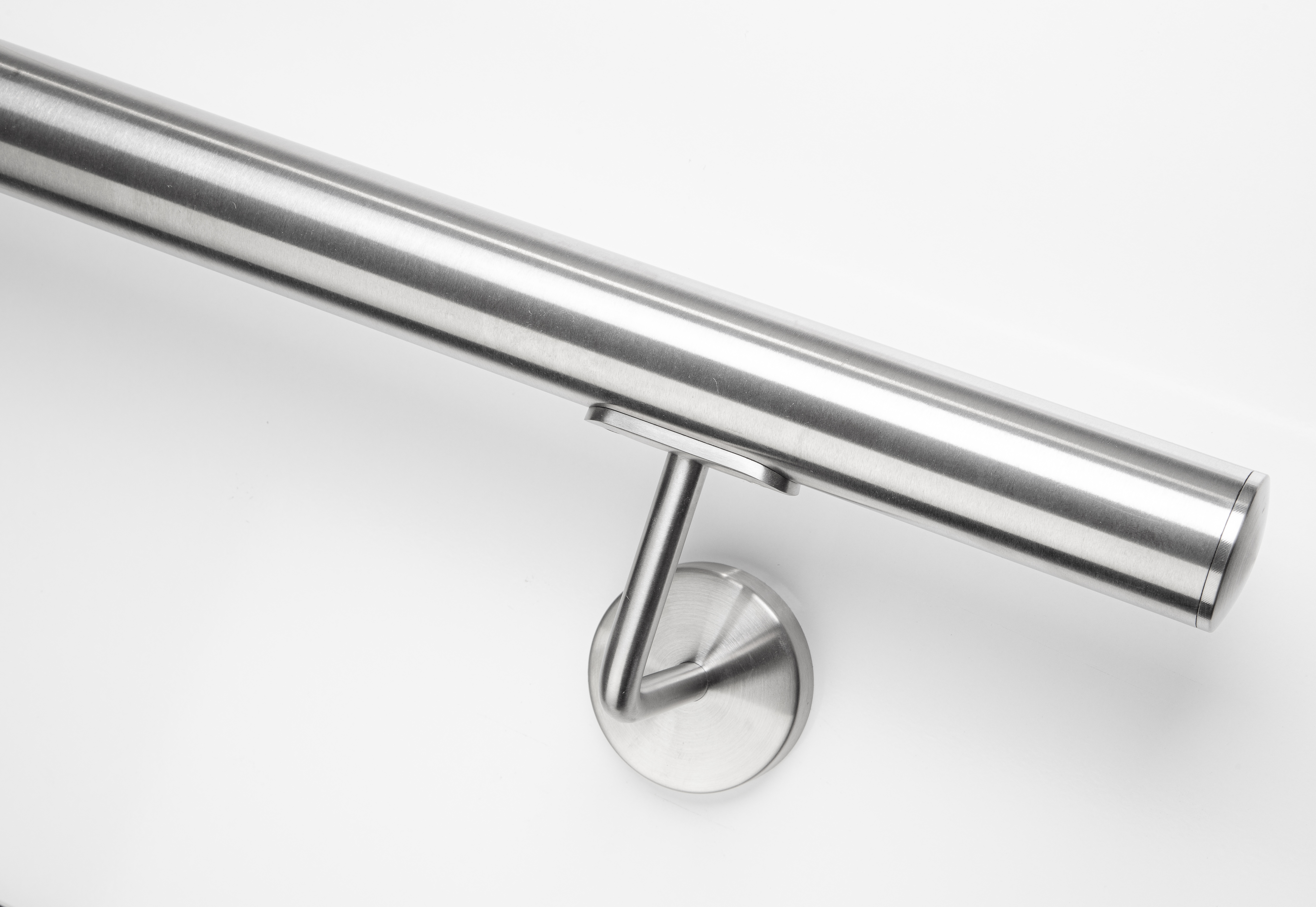 Main courante ronde en acier inoxydable avec support mural inox et embout plat, vue latérale sur mur blanc, gros plan