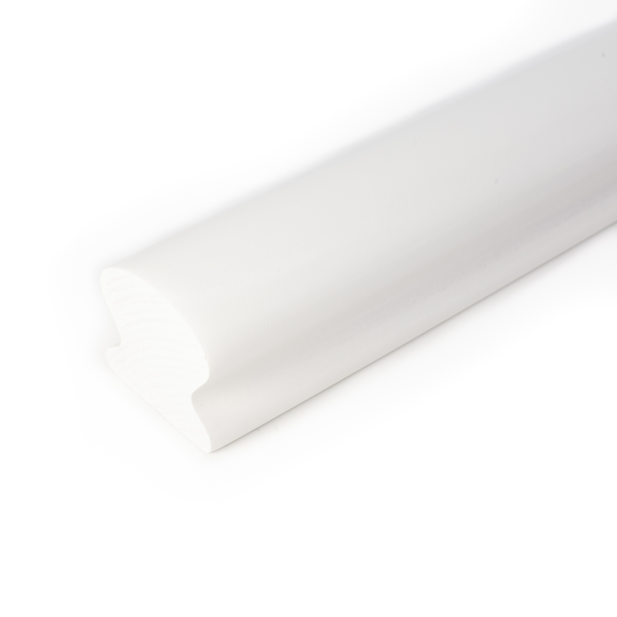 Main courante Omega en hêtre laqué blanc, extrémité coupée droite, gros plan du profil Omega sans support, fond blanc
