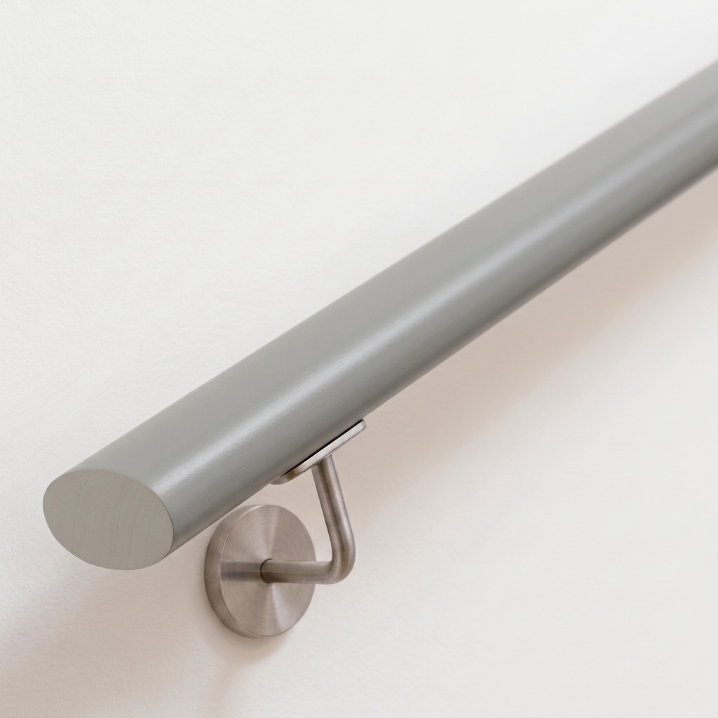Main courante ovale en hêtre laquée en gris au mur blanc avec support mural inox, surface lisse, extrémité droite