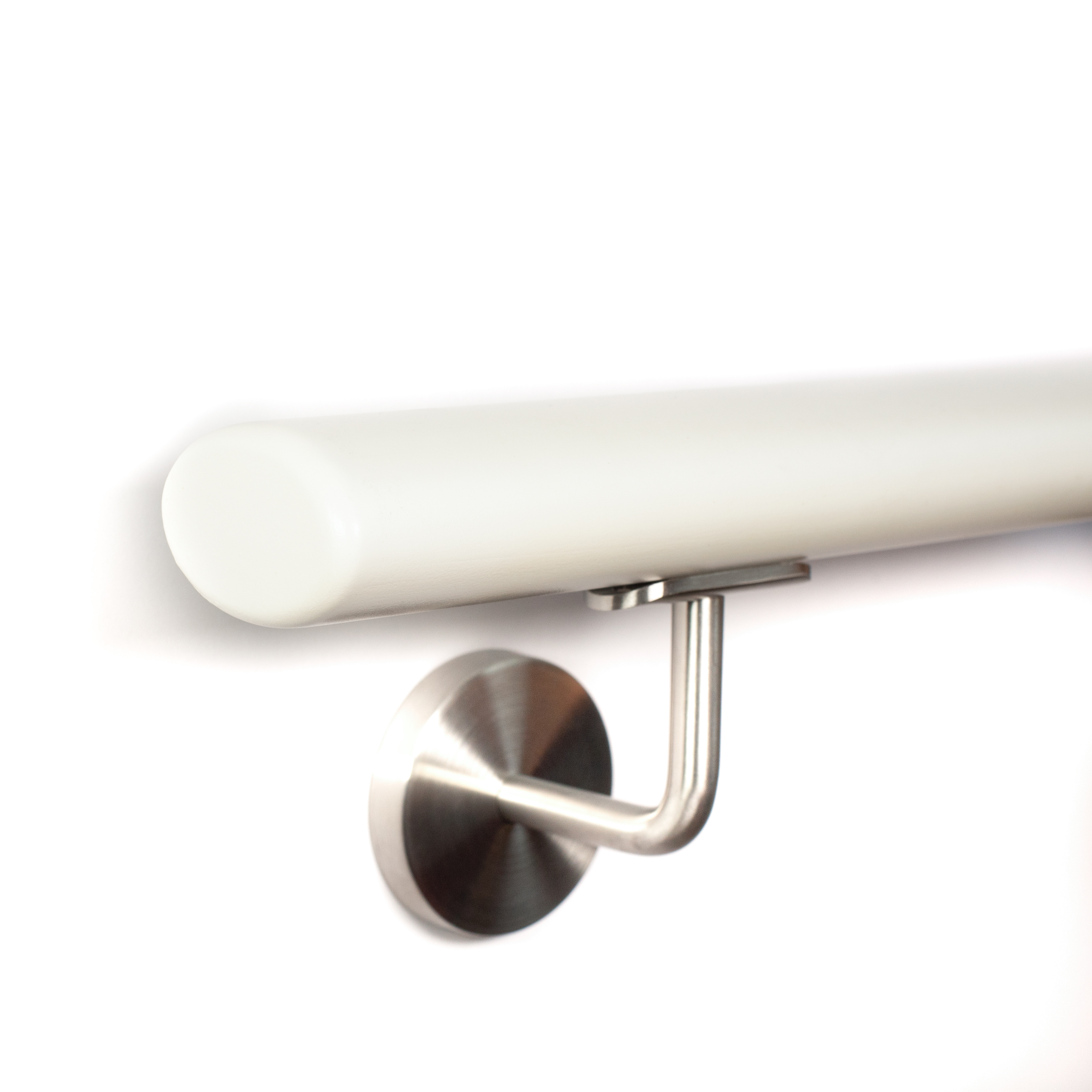 Main courante laquée en blanc avec support inox au mur blanc, extrémité arrondie, gros plan en contre-plongée