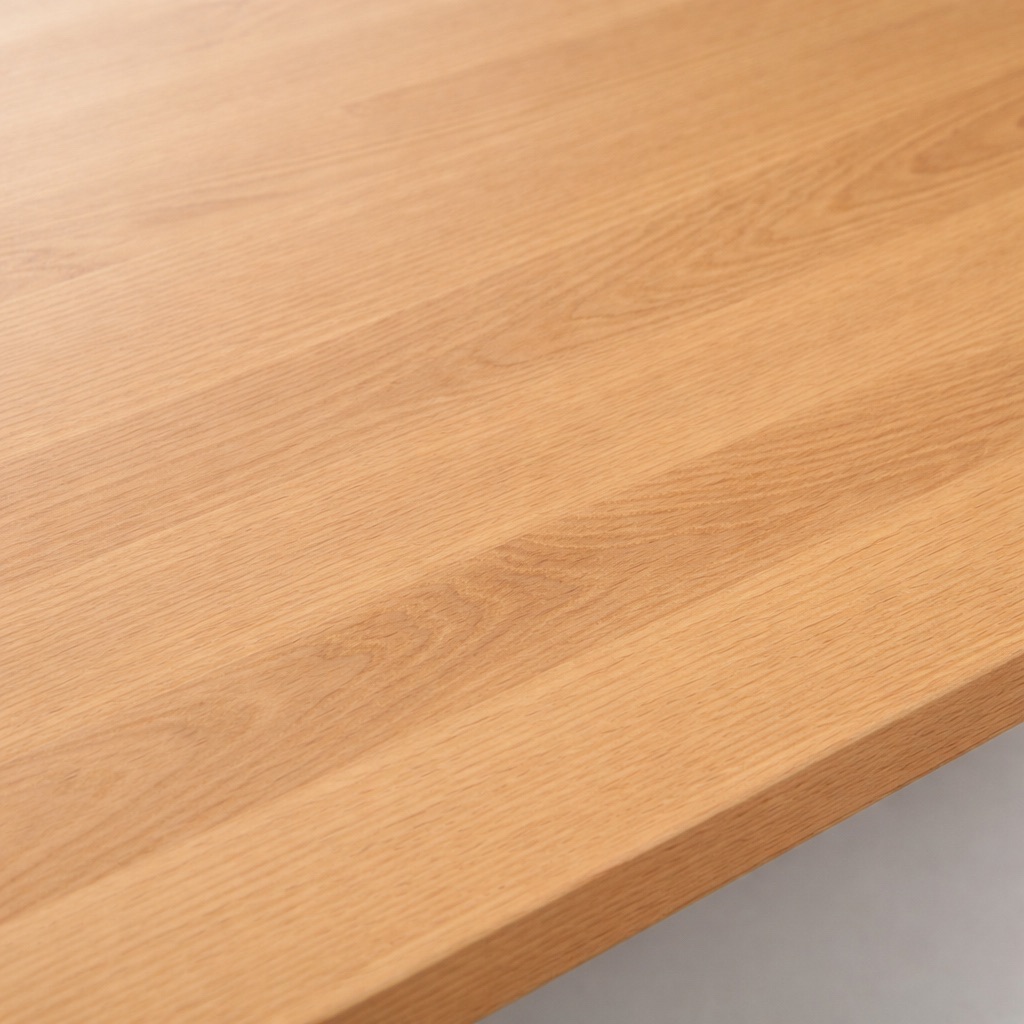 Appui de fenêtre en mélaminé aspect bois chêne, gros plan du décor bois et du chant avant