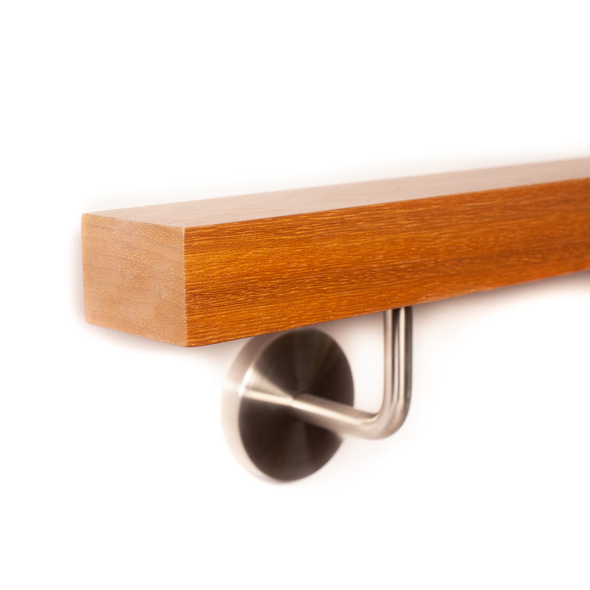 Main courante rectangulaire en iroko à extrémité droite et support mural inox à rosace ronde, photo studio sur fond blanc
