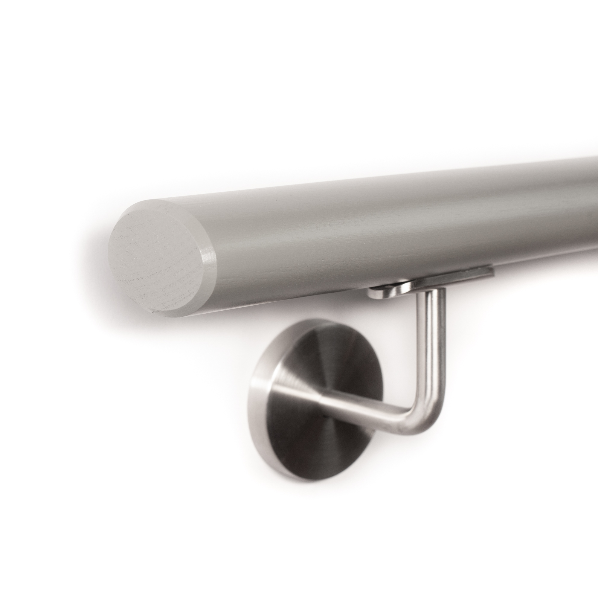 Main courante ovale en hêtre laqué gris, extrémité avec chanfrein de 3 mm, support inox, montage mural, gros plan