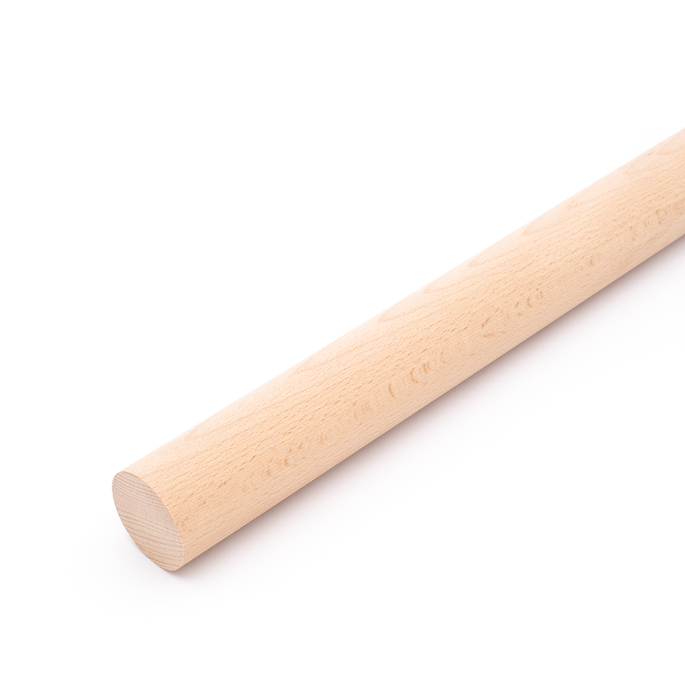 Barre ronde en hêtre, bois rond clair aux maillures typiques du hêtre, vue en biais avec face en bout sur fond blanc