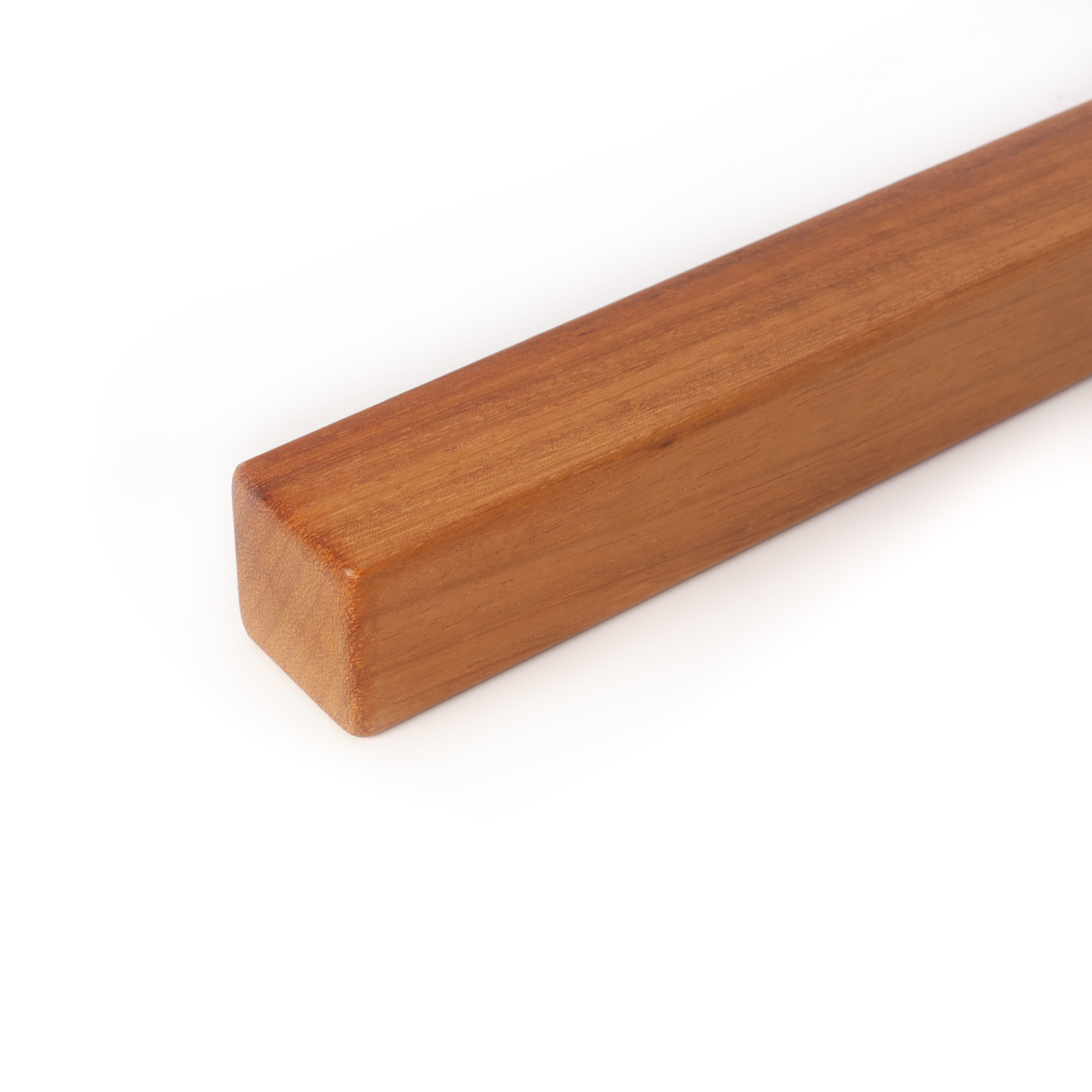 Main courante carrée en iroko, gros plan de l'extrémité avec rayon et arêtes arrondies, iroko sur fond blanc