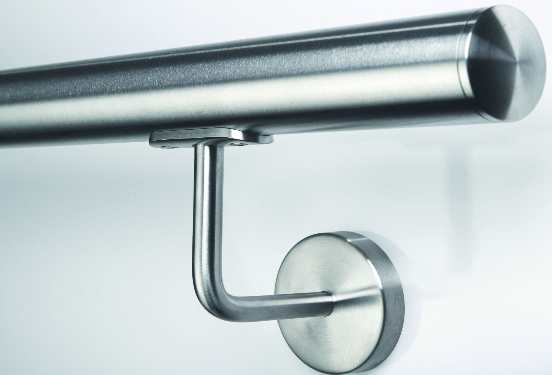 Main courante ronde en acier inoxydable avec embout plat et support mural inox, vue latérale sur fond clair
