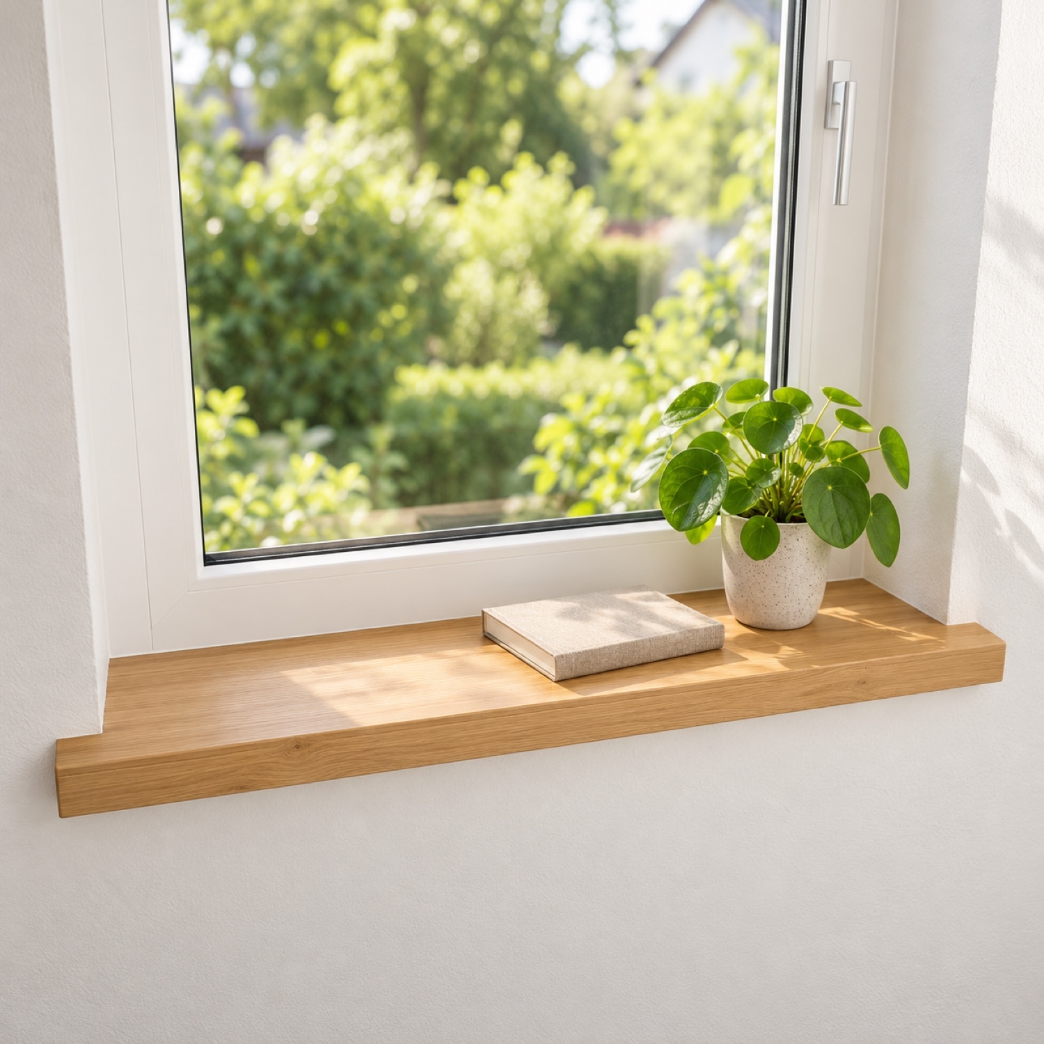 Appui de fenêtre de rénovation en chêne naturel, bois massif, devant fenêtre blanche côté jardin, pilea en pot blanc et livre