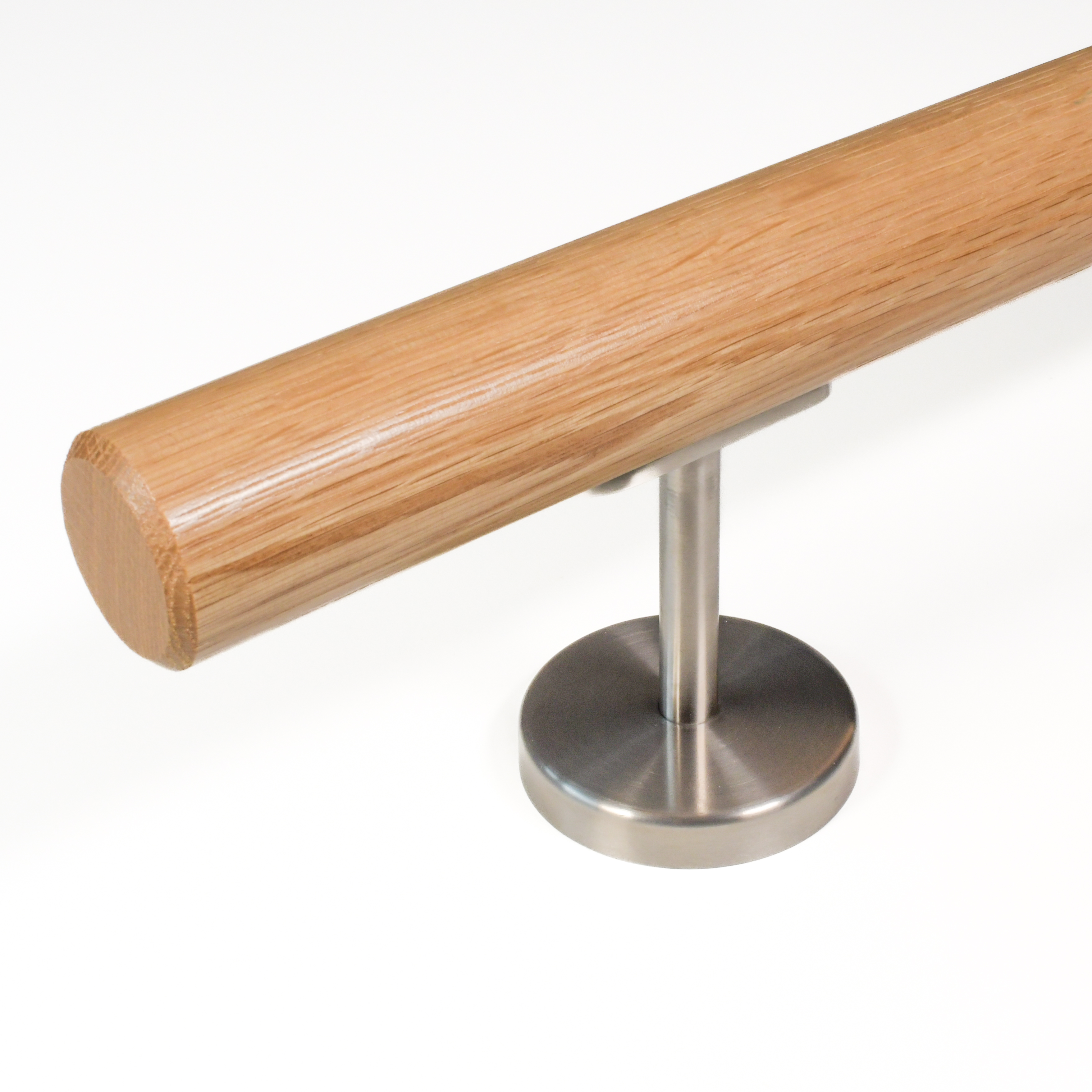 Support de main courante modèle 06 court inox avec main courante ronde en bois sur plaque bombée, détouré sur fond blanc