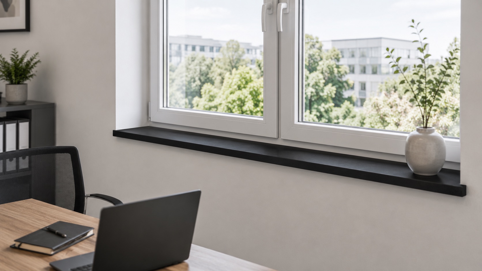 Appui de fenêtre en mélaminé anthracite sous fenêtre blanche dans un bureau avec table, ordinateur portable et plante en pot