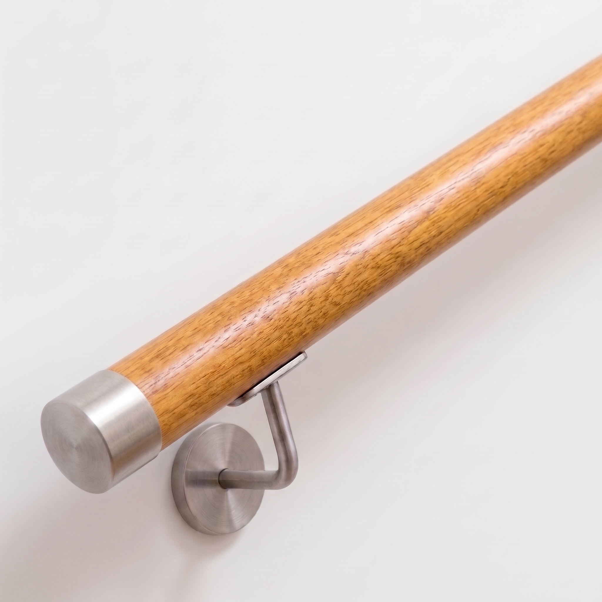 Main courante ronde en iroko avec pièces en acier inoxydable, Ø 42 mm | escalier, garde-corps, mur | sur mesure
