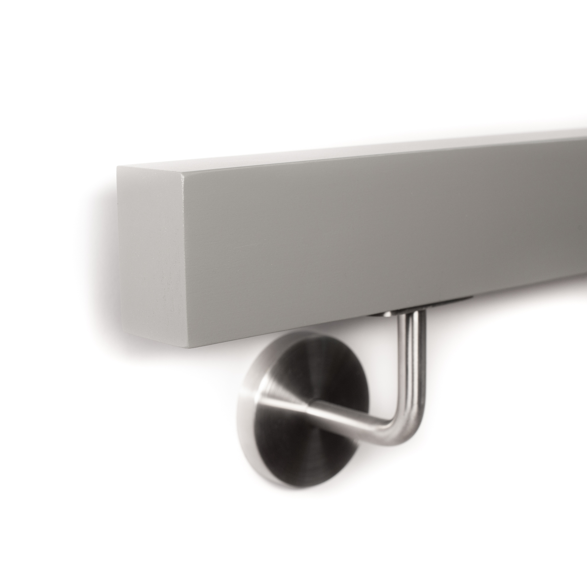 Main courante rectangulaire en hêtre gris posée sur chant avec support inox, extrémité droite, arêtes vives